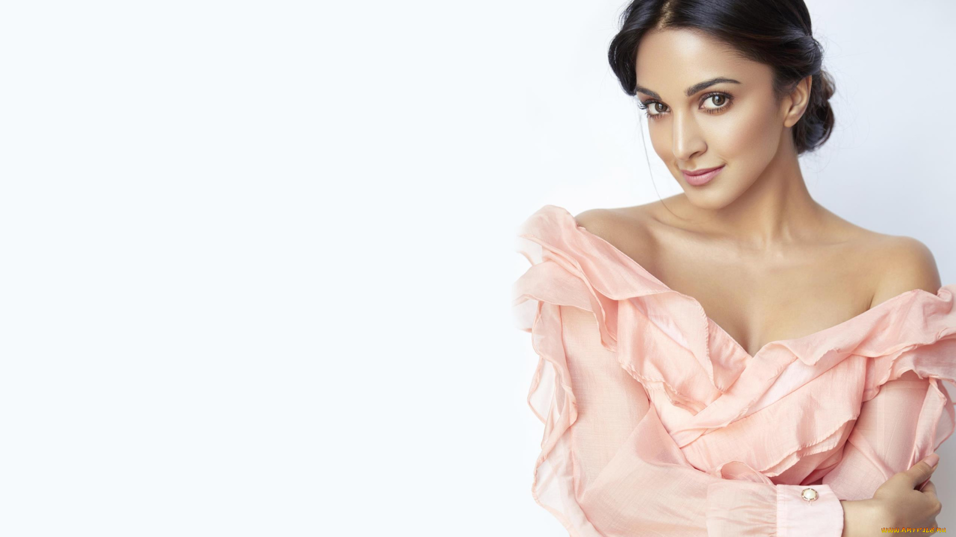 девушки, kiara, advani, декольте, поза