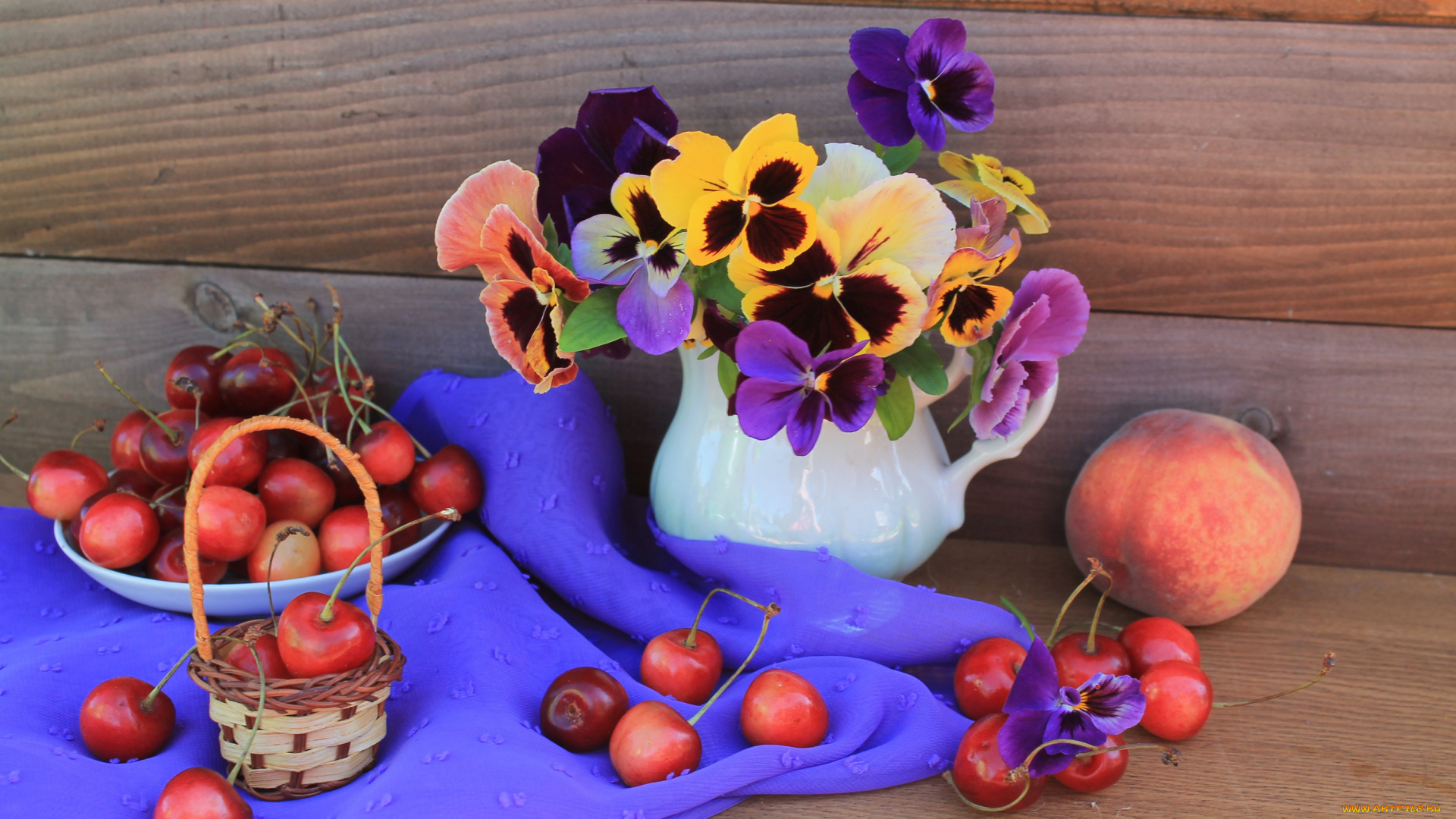 еда, натюрморт, анютины, глазки, вишня, цветы, ваза, персик