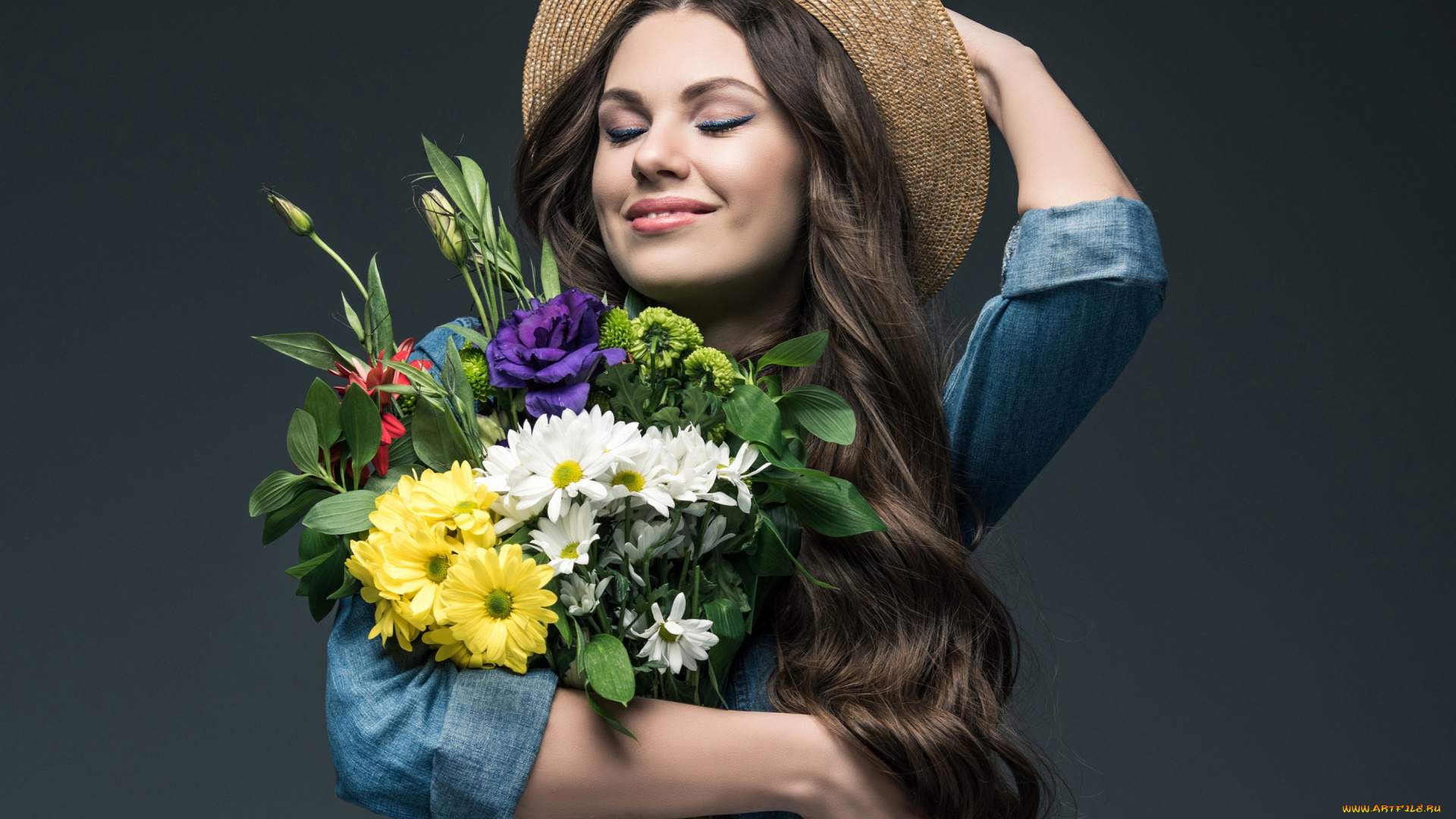 девушки, -unsort, , брюнетки, темноволосые, красотка, шатенка, джинсовая, фон, закрытые, глаза, прическа, локоны, шляпа, рубашка, макияж, букет, портрет, цветы, улыбка, поза, радость, настроение