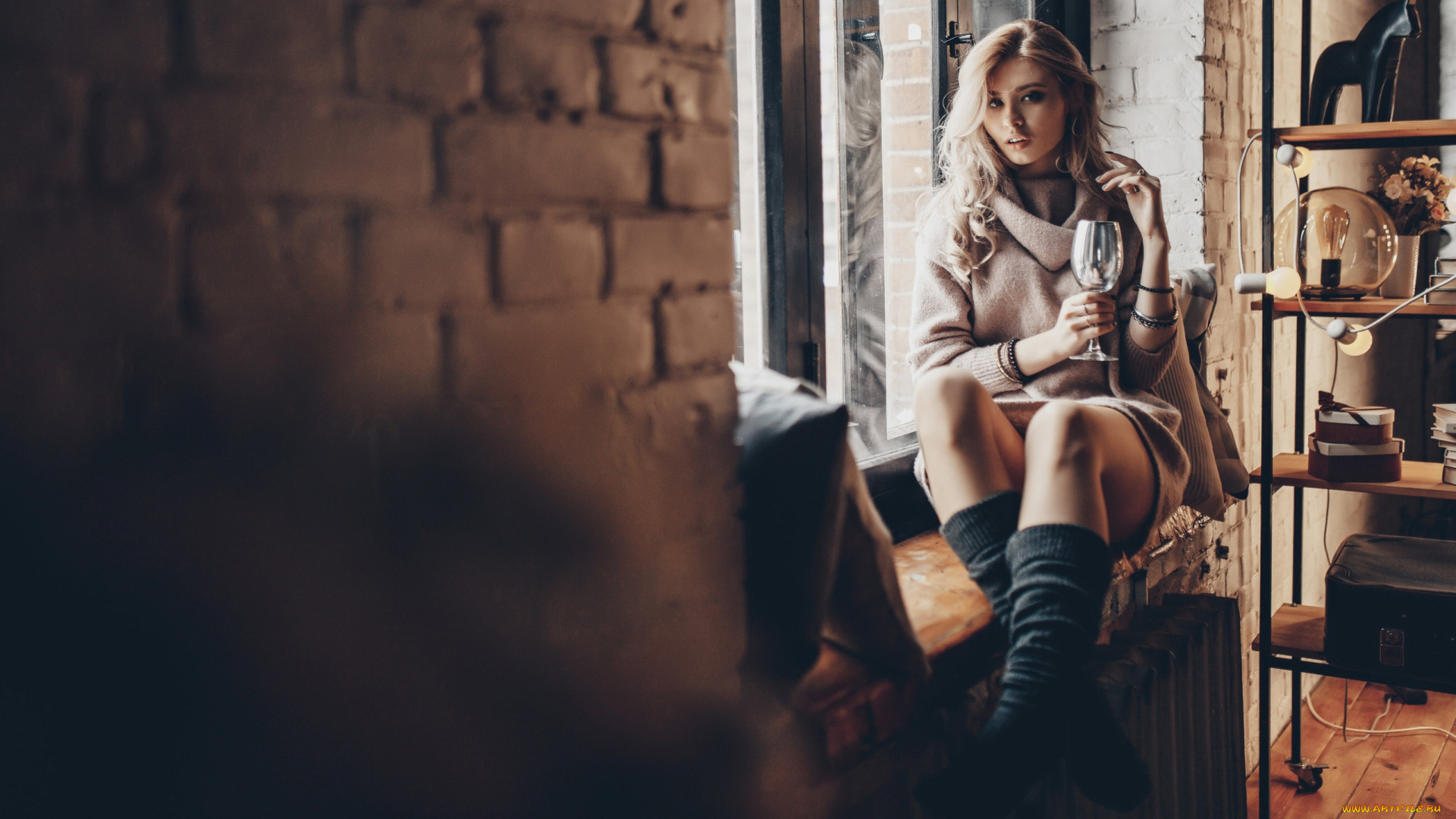 девушки, -, блондинки, , светловолосые, окно, девушка, бокал, гетры, блондинка, свитер