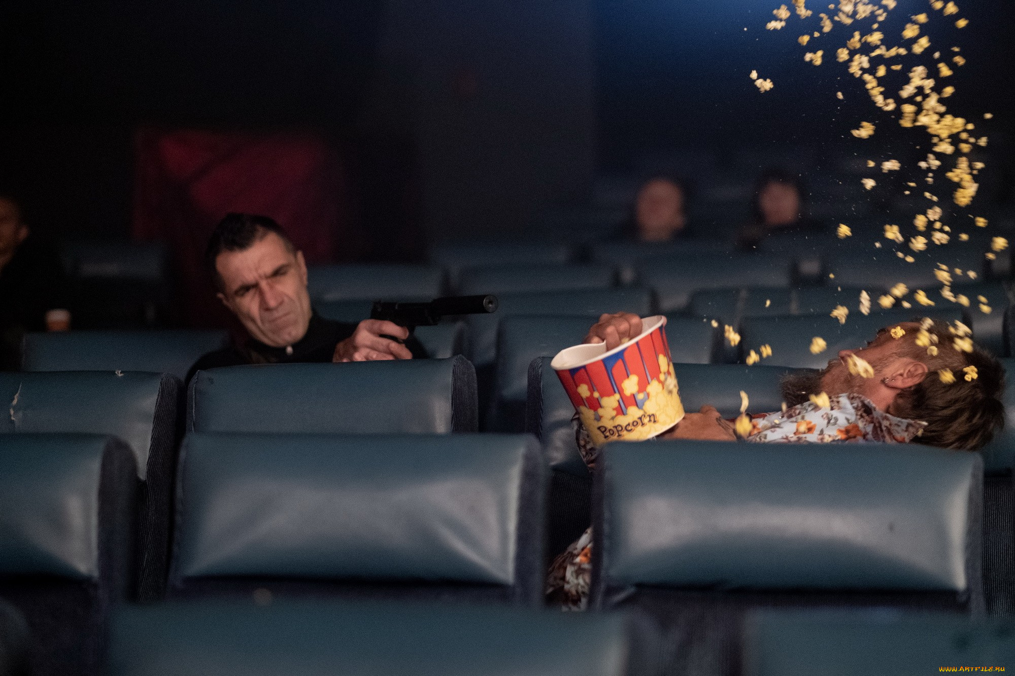 кино, фильмы, die, in, a, gunfight, киллер, пистолет, зал, жертва, попкорн