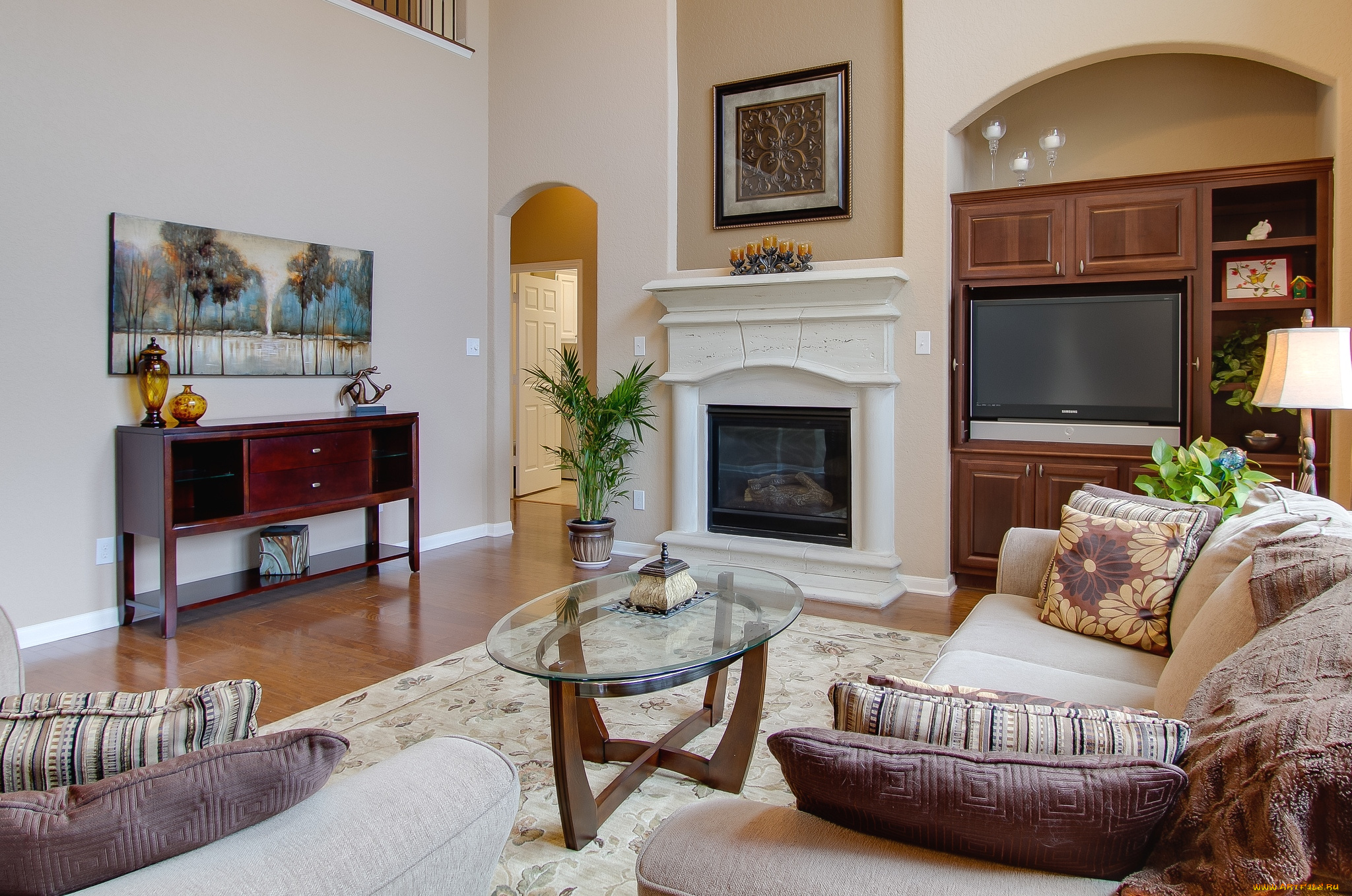 интерьер, гостиная, камин, столик, диван