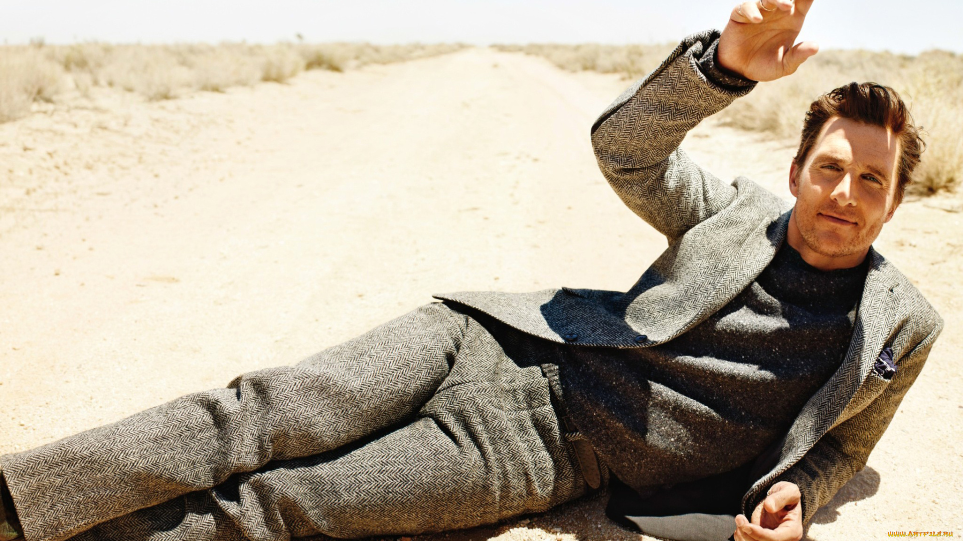 мужчины, matthew, mcconaughey, песок, дорога, костюм, matthew, mcconaughey, мэттью, макконахи, актер, мужчина