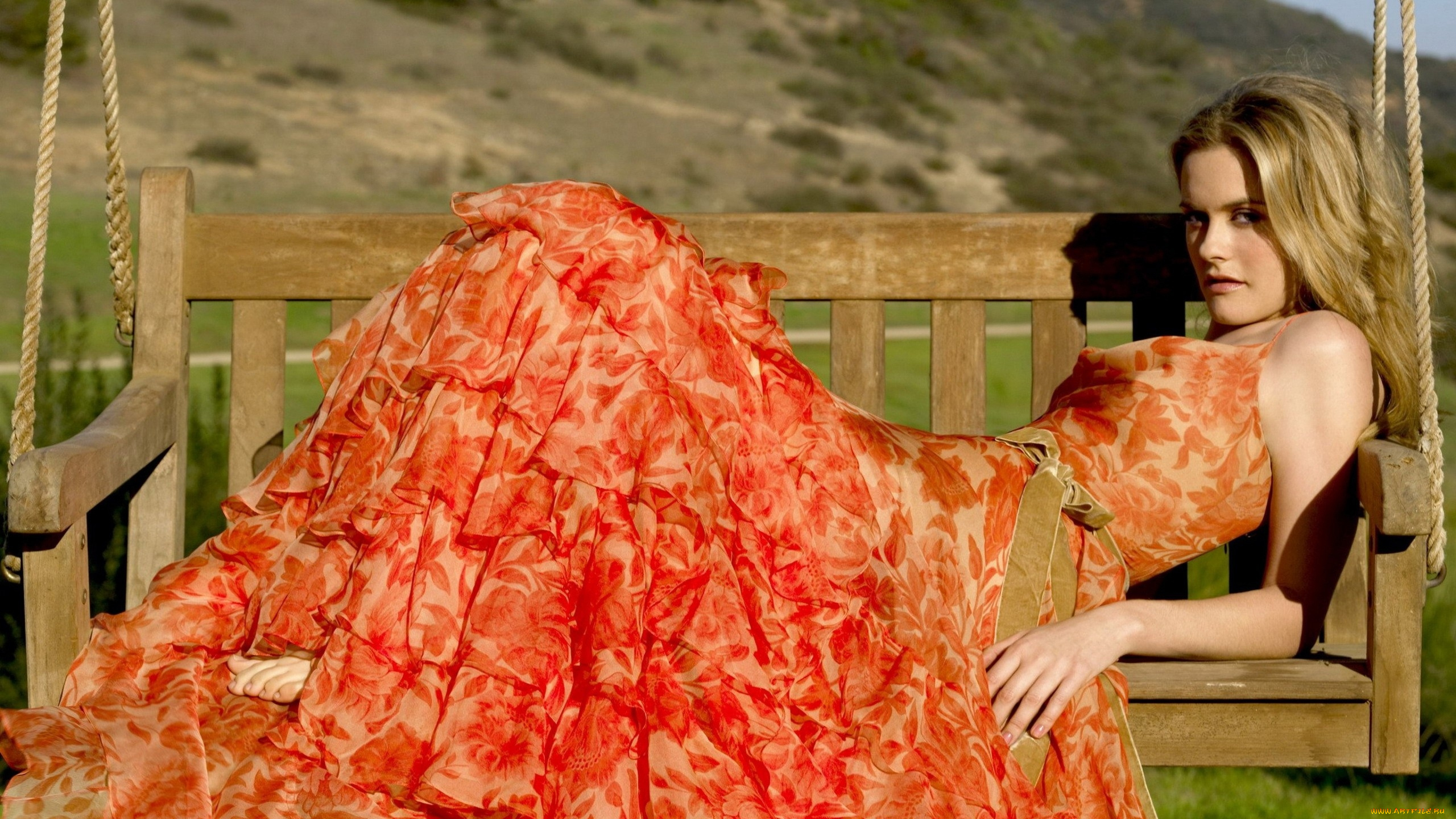 девушки, alicia, silverstone, блондинка, платье, качели