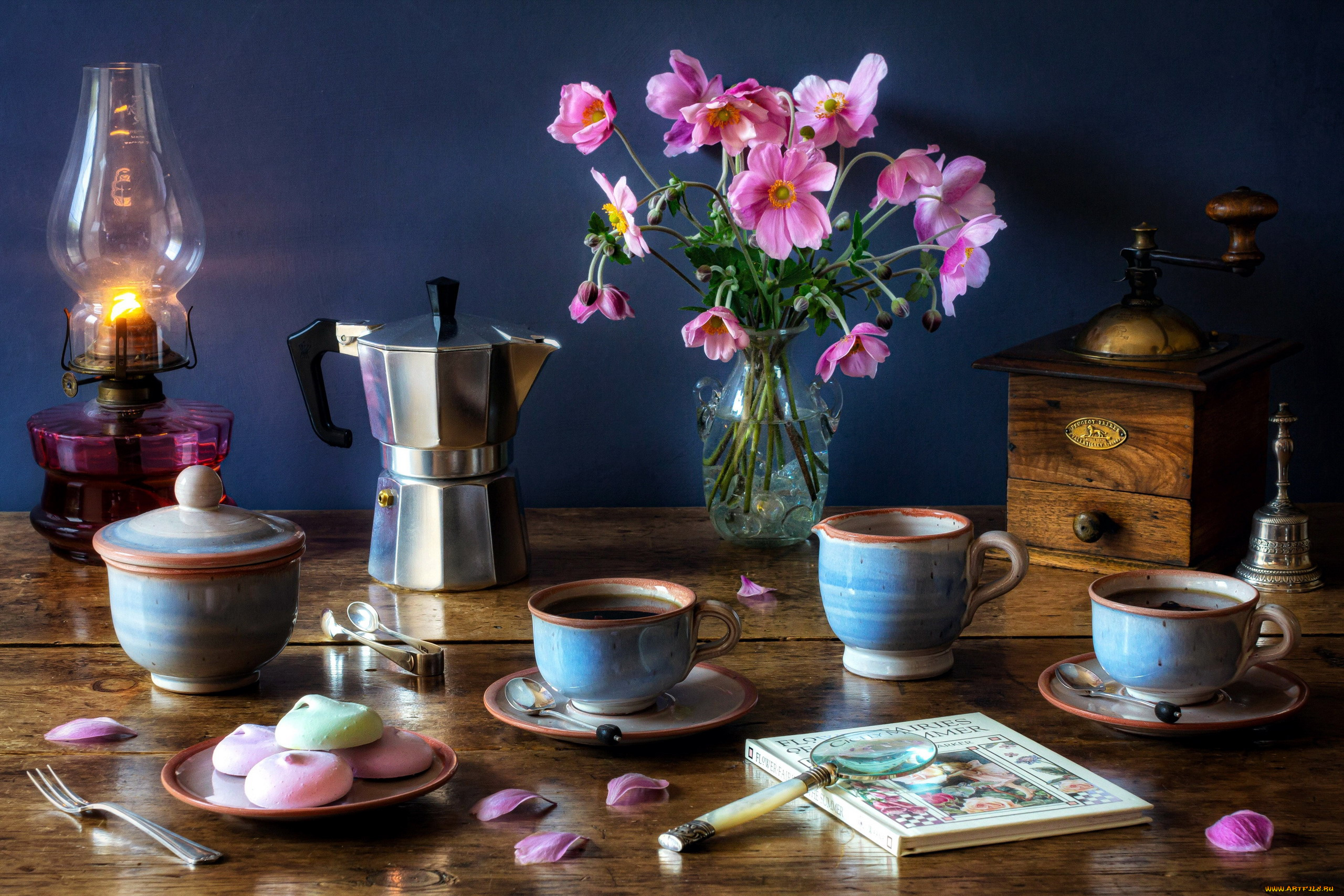 еда, натюрморт, лампа, букет, кофемолка, кофе, книга, печенье