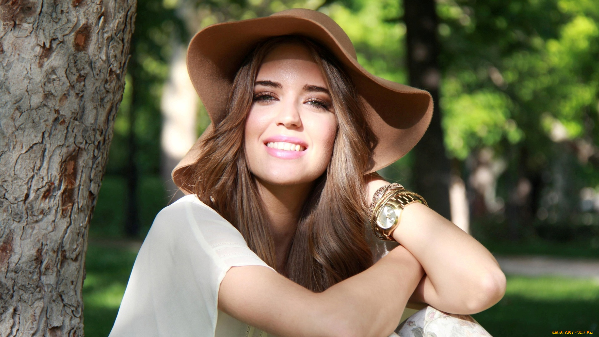 девушки, clara, alonso, парк, деревья, часы, браслеты, улыбка, шляпа, клара, алонсо, модель