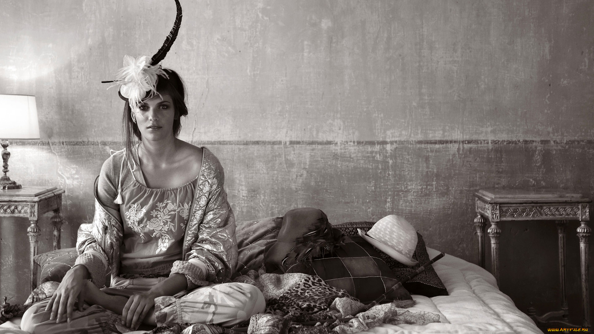 девушки, -unsort, , Черно-белые, обои, ретро, кровать, брюнетка, улыбка, перо, шляпы