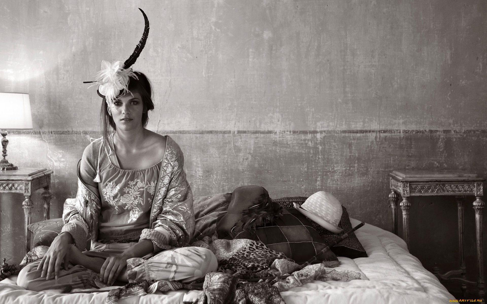 девушки, -unsort, , Черно-белые, обои, ретро, кровать, брюнетка, улыбка, перо, шляпы