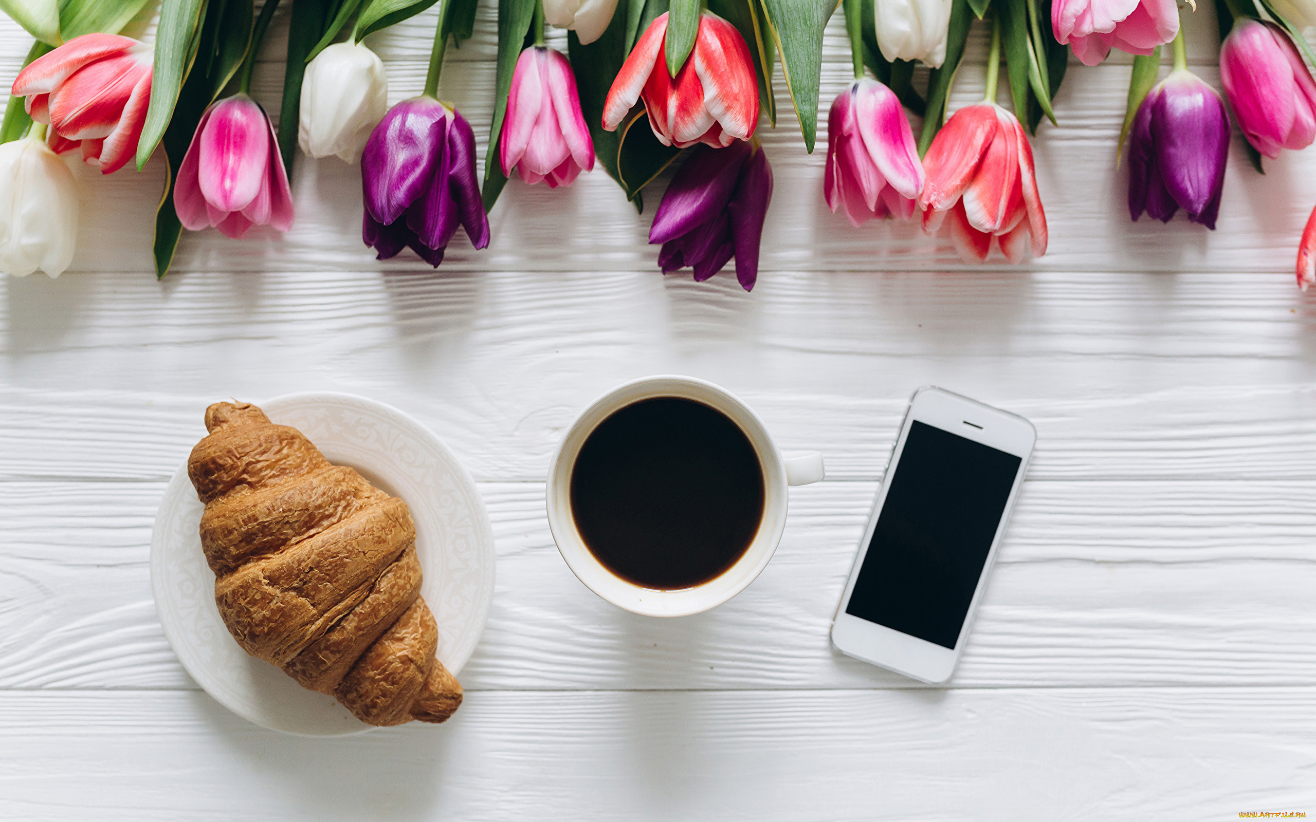 еда, кофе, , кофейные, зёрна, тюльпаны, круассан, телефон