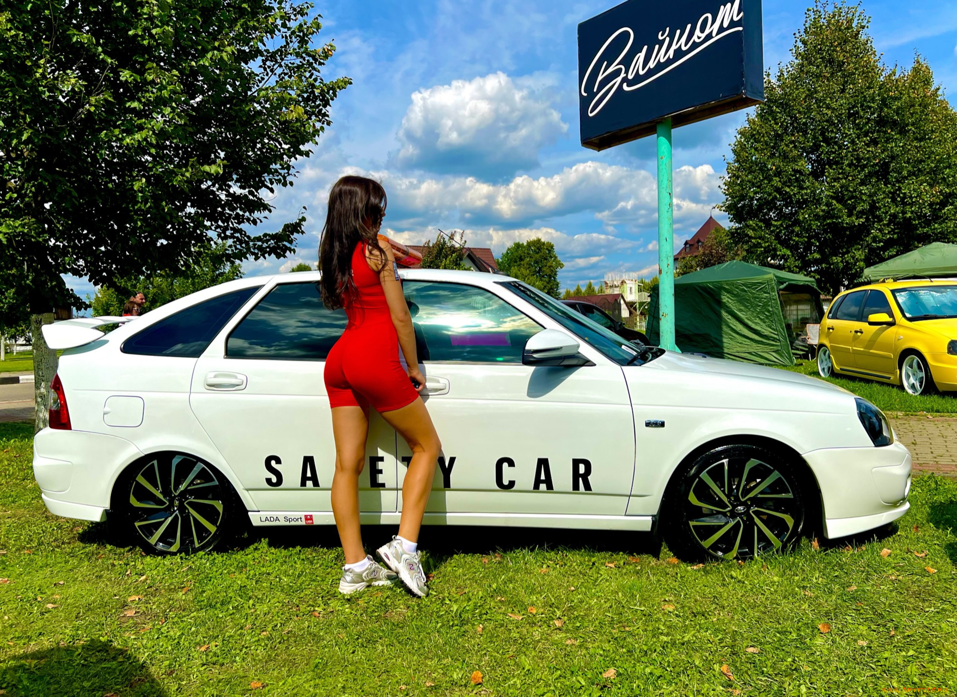 девушка, и, авто, автомобили, -авто, с, девушками, девушка, женщина, брюнетка, темноволосая, сексуальная, модель, звезда, позирует, разная, обувь, верхняя, стильная, одежда, нижнее, эротическое, бельё, трусы, лифчик, колготки, чулки, аксессуары, макияж, и, множество, элементов, на, фотографии