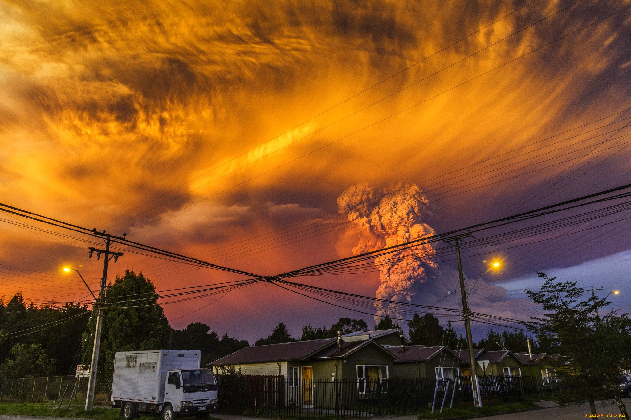 природа, стихия, огонь, лава, извержение, вулкан, клубы, зарево, дым, молния, тучи, кратер, небо