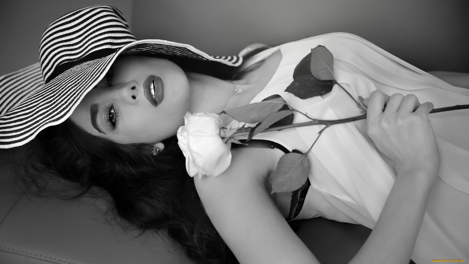 девушка, -, girl, девушки, -, черно-белые, девушка, женщина, брюнетка, темноволосая, сексуальная, модель, звезда, позирует, разная, обувь, верхняя, стильная, одежда, нижнее, эротическое, бельё, трусы, лифчик, колготки, чулки, аксессуары, макияж, и, множество, элементов, на, фотографии