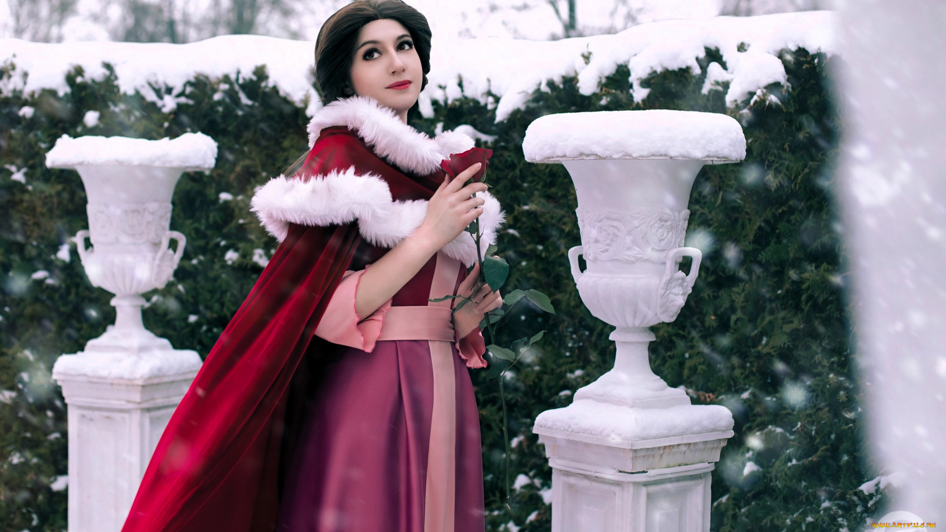 девушки, tomka, violea, образ, косплей, наряд, костюм, плащ, платье, роза, вазоны, изгородь, снег