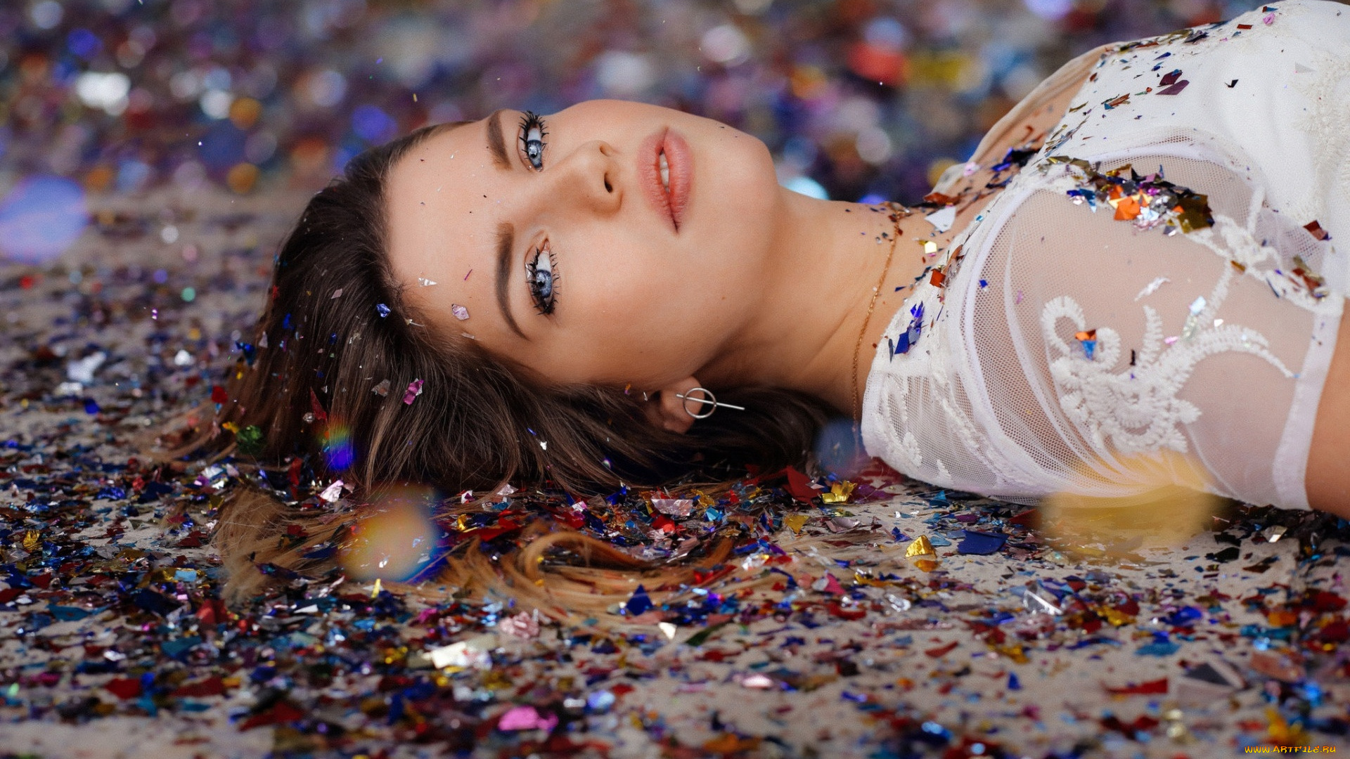 красивая, девушка, девушки, -, лица, , портреты, девушка, женщина, шатенка, темноволосая, сексуальная, модель, звезда, позирует, разная, обувь, верхняя, стильная, одежда, нижнее, эротическое, бельё, трусы, лифчик, колготки, чулки, аксессуары, макияж, и, множество, элементов, на, фотографии