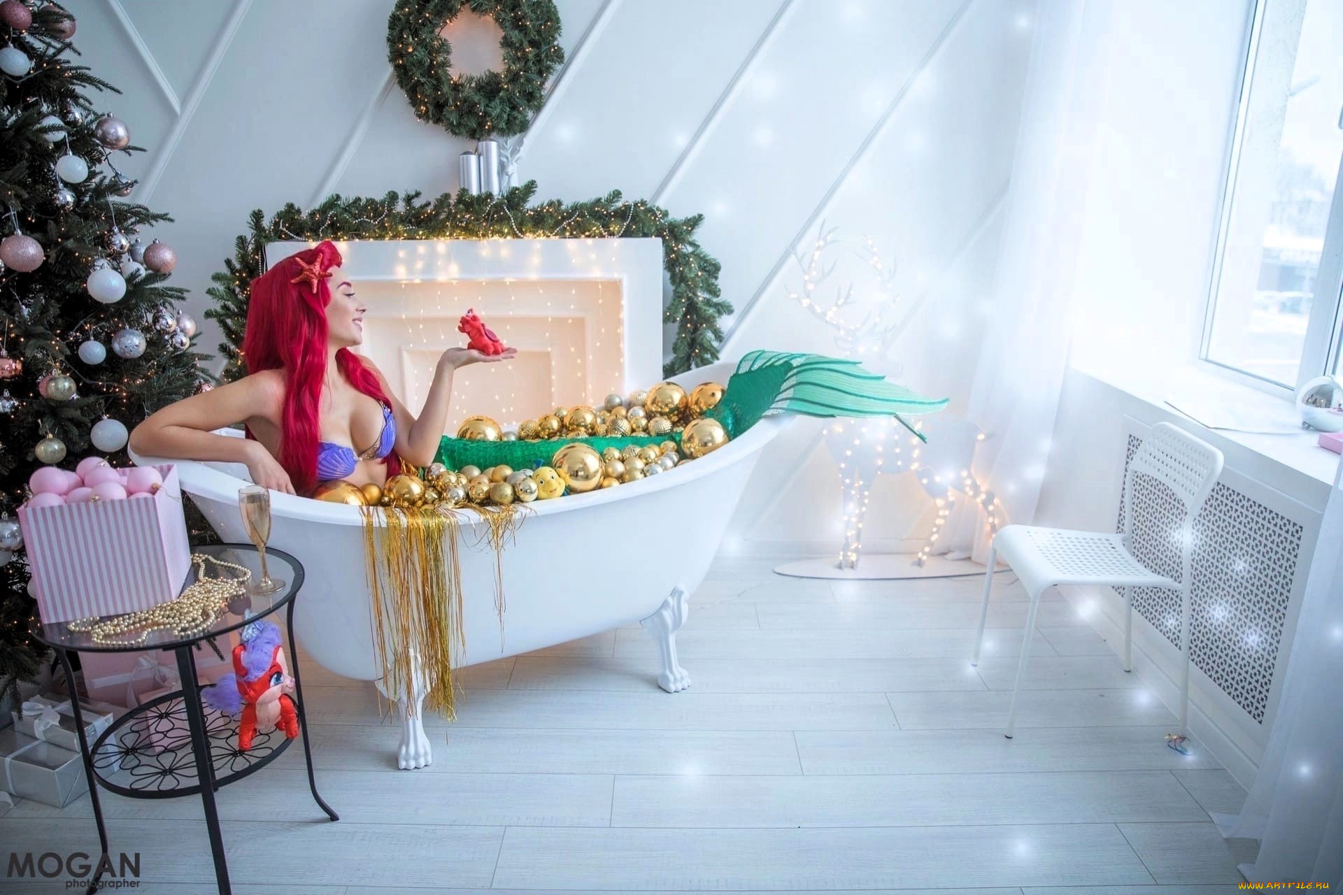 девушки, анна, шаховская, образ, косплей, наряд, костюм, русалочка, ёлка, ванна, новый, год, шарики, коробка, украшения