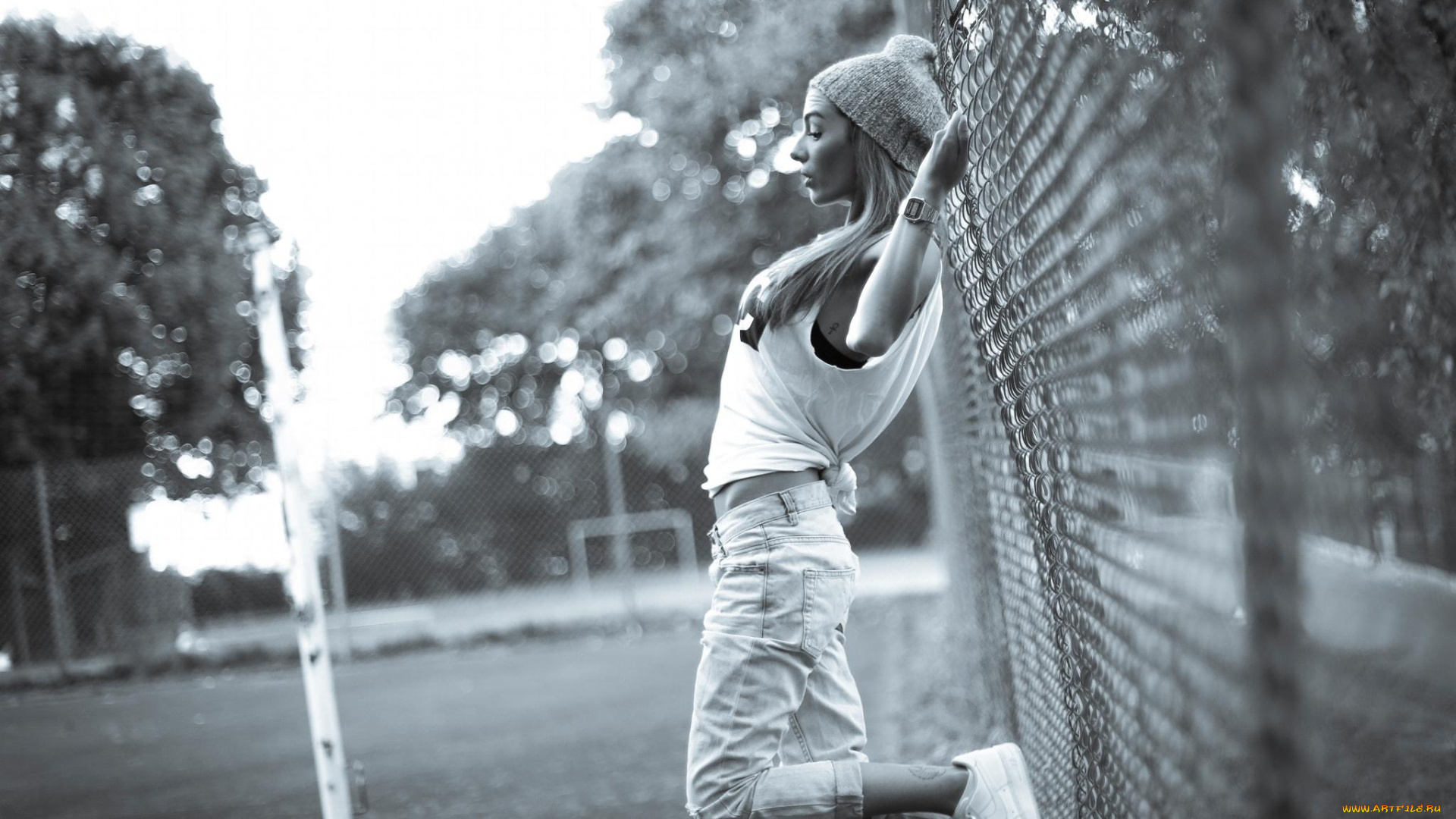 девушки, -unsort, , Черно-белые, обои, майка, забор, сетка, блондинка, джинсы, часы, шапка