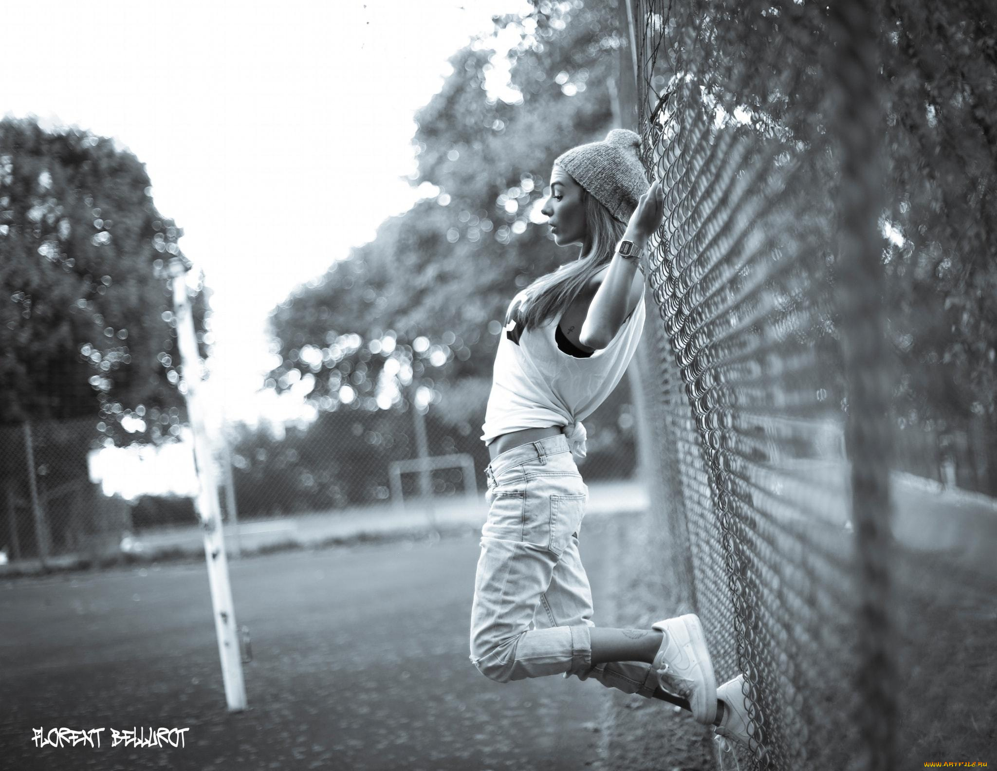 девушки, -unsort, , Черно-белые, обои, майка, забор, сетка, блондинка, джинсы, часы, шапка