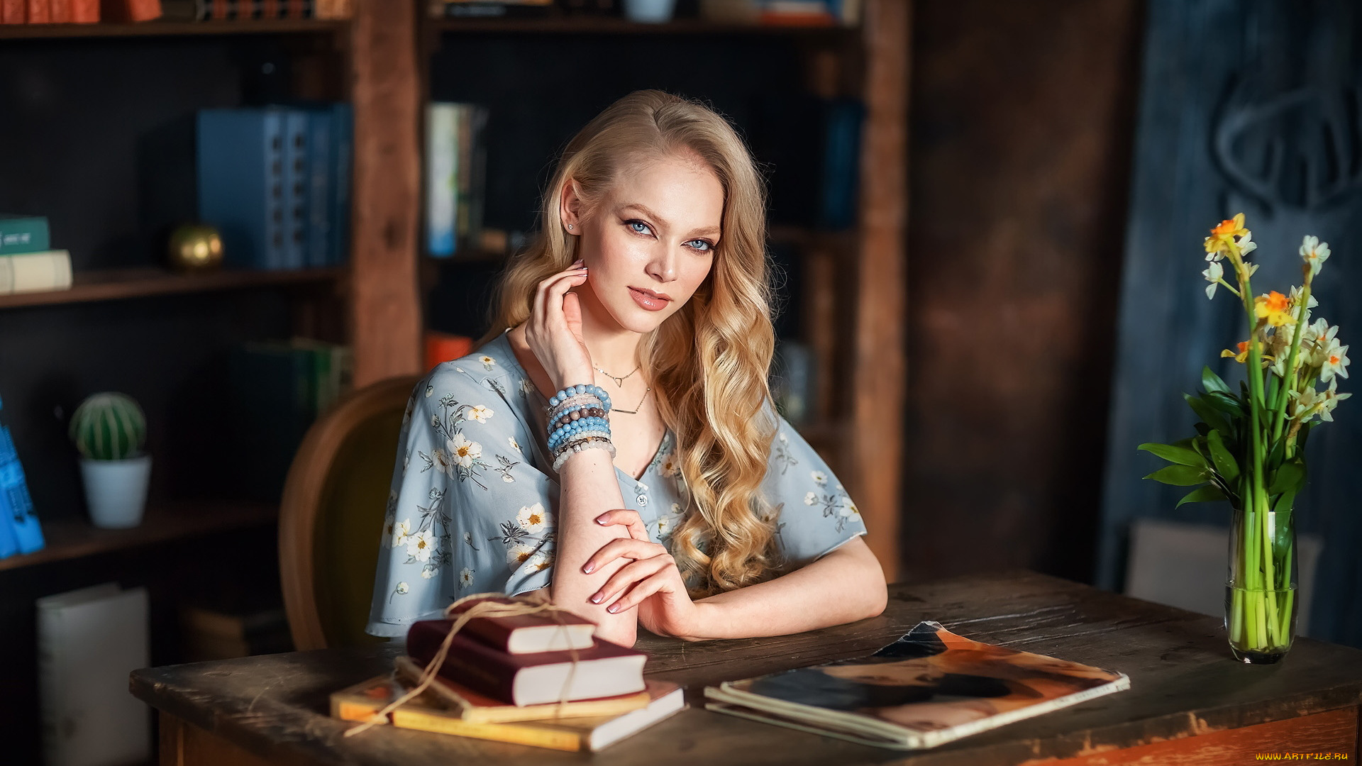 девушки, -, блондинки, , светловолосые, браслеты, блондинка, букет, цветы, книги