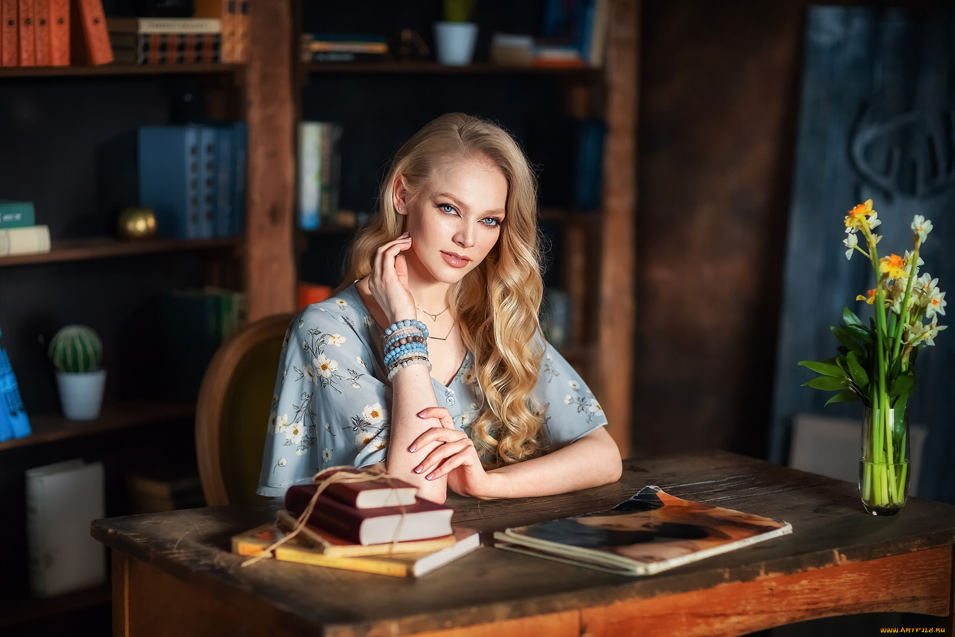 девушки, -, блондинки, , светловолосые, браслеты, блондинка, букет, цветы, книги