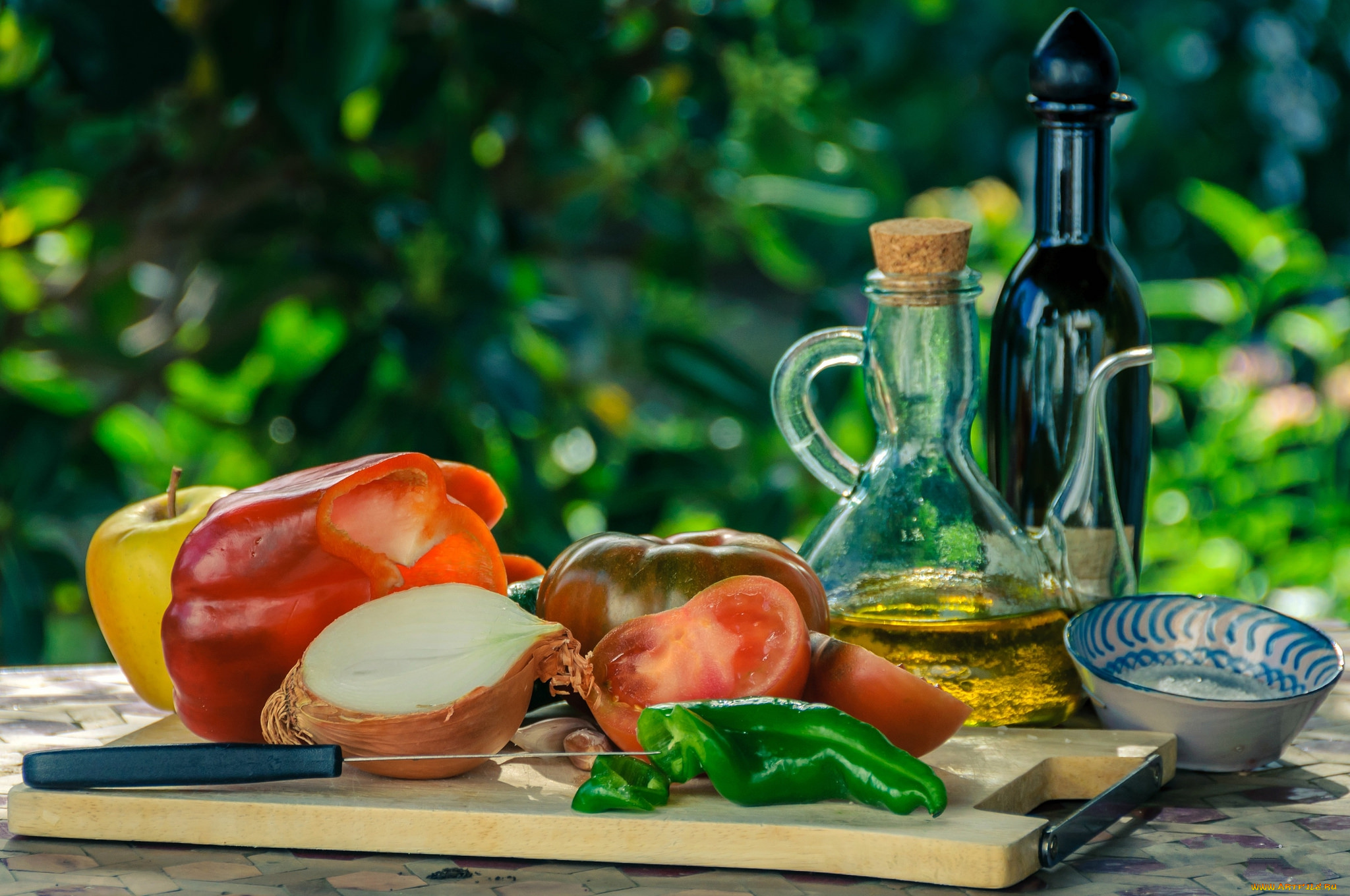 еда, натюрморт, доска, овощи, нож, бутылка, масло, яблоко