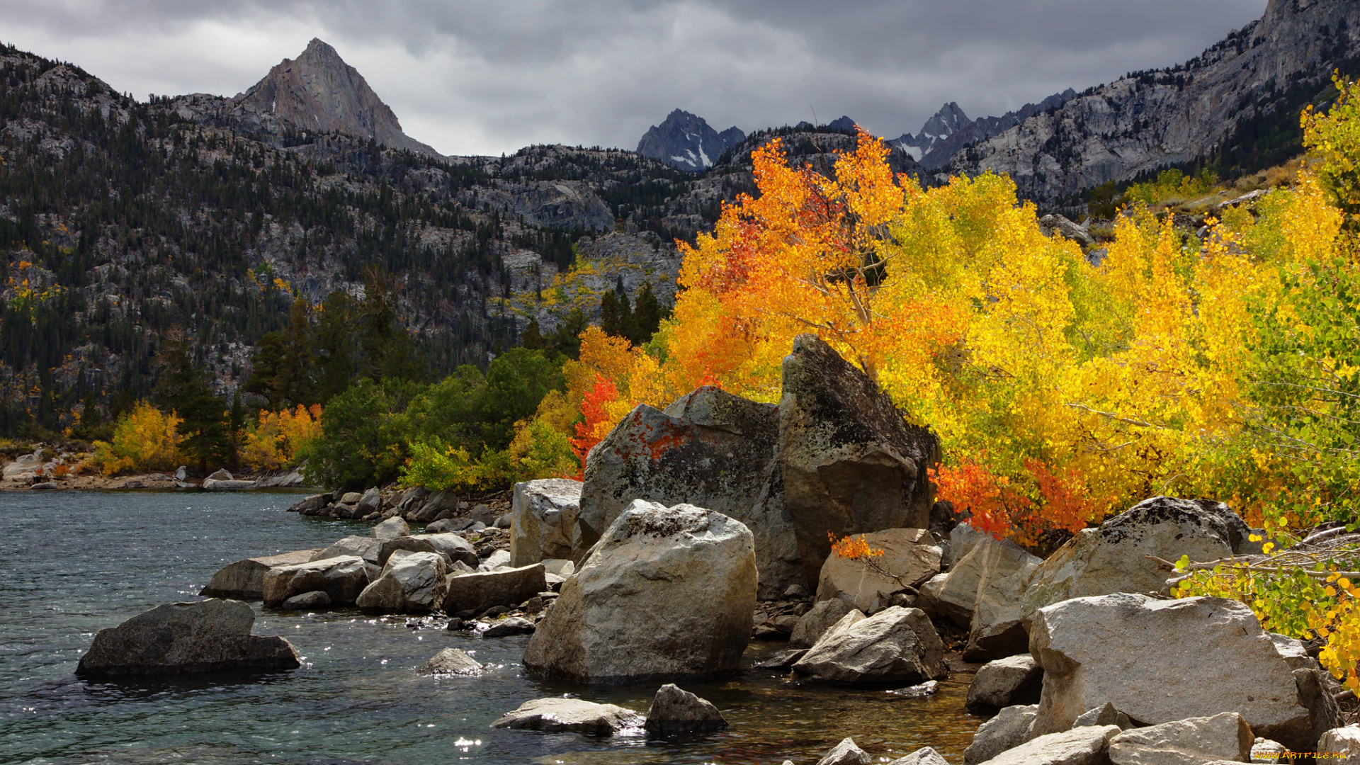 природа, побережье, горы, осень, деревья, озеро, камни, тучи, небо