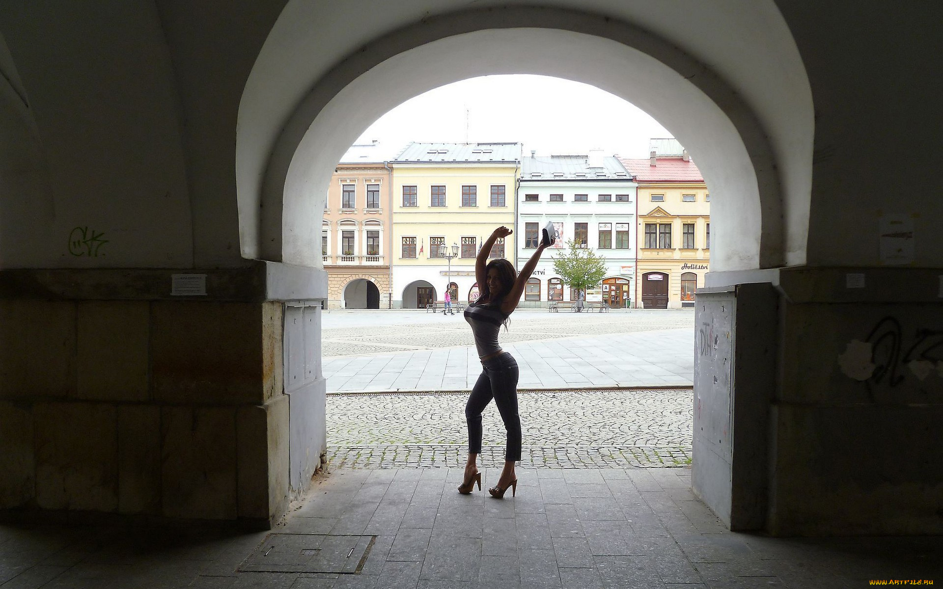 девушки, denise, milani, арка, каблуки, джинсы, топ, улица