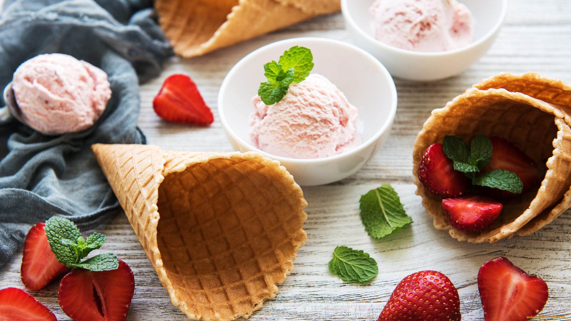 еда, мороженое, , десерты, клубничное, ягоды, клубника, мята, вафельный, рожок