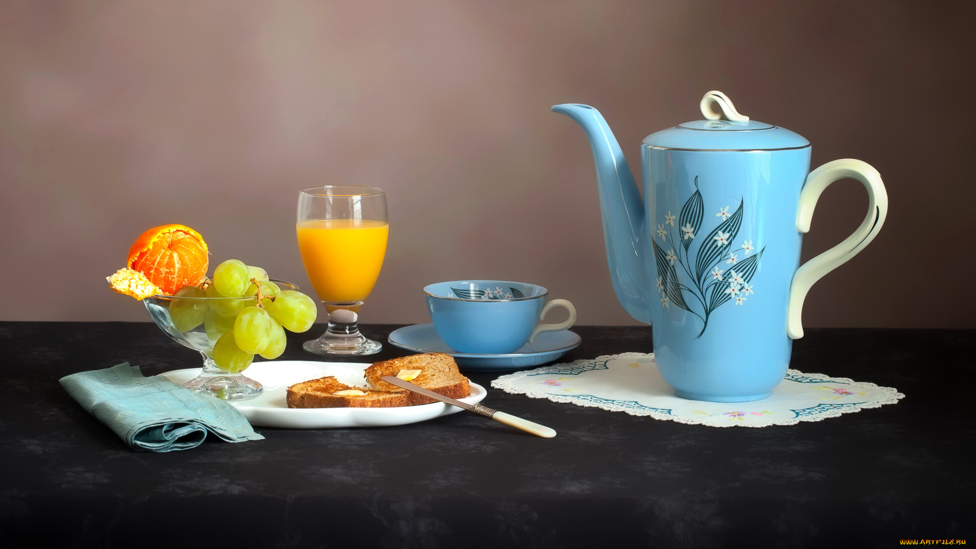 еда, натюрморт, хлеб, Чашка, тарелка, бокалы, Чайник, сок, виноград, мандарины