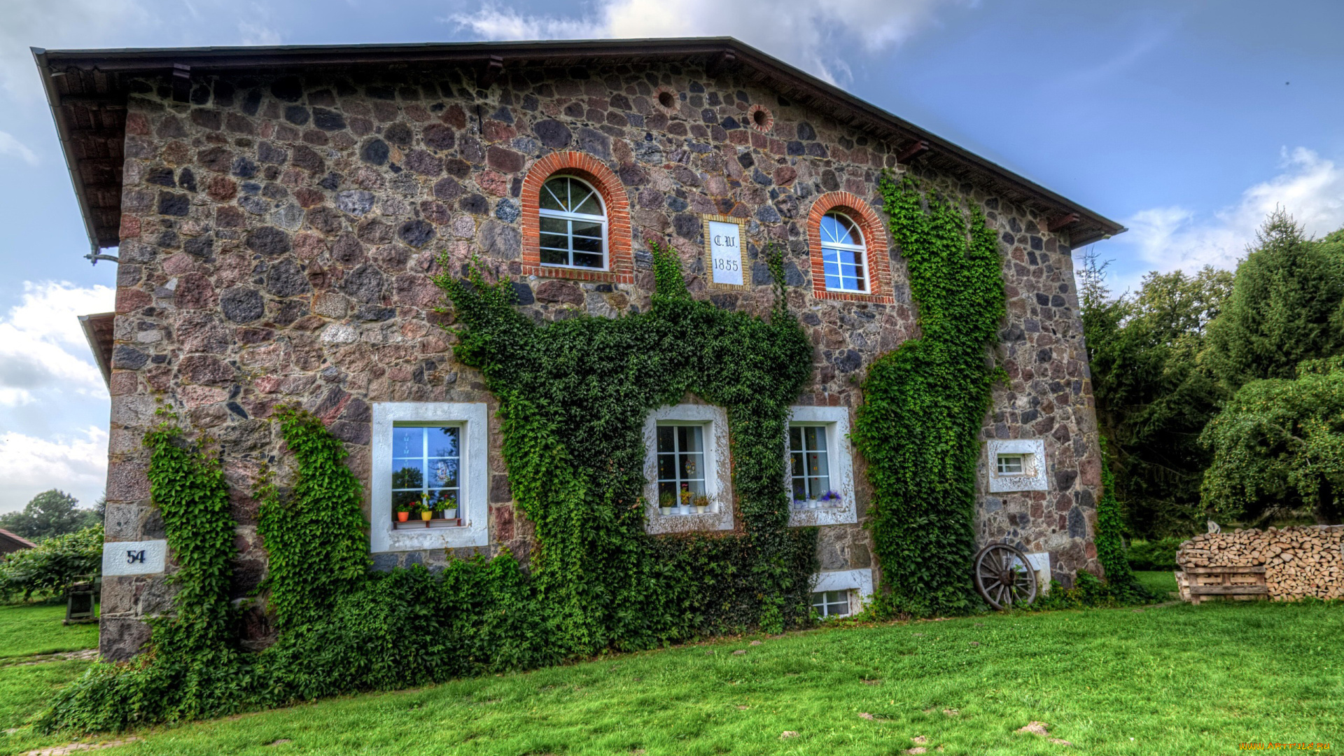 города, -, здания, , дома, дом, каменный, лужайка, зелень, плющ, колесо