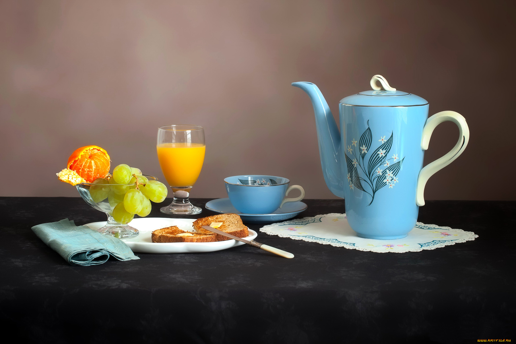 еда, натюрморт, хлеб, Чашка, тарелка, бокалы, Чайник, сок, виноград, мандарины