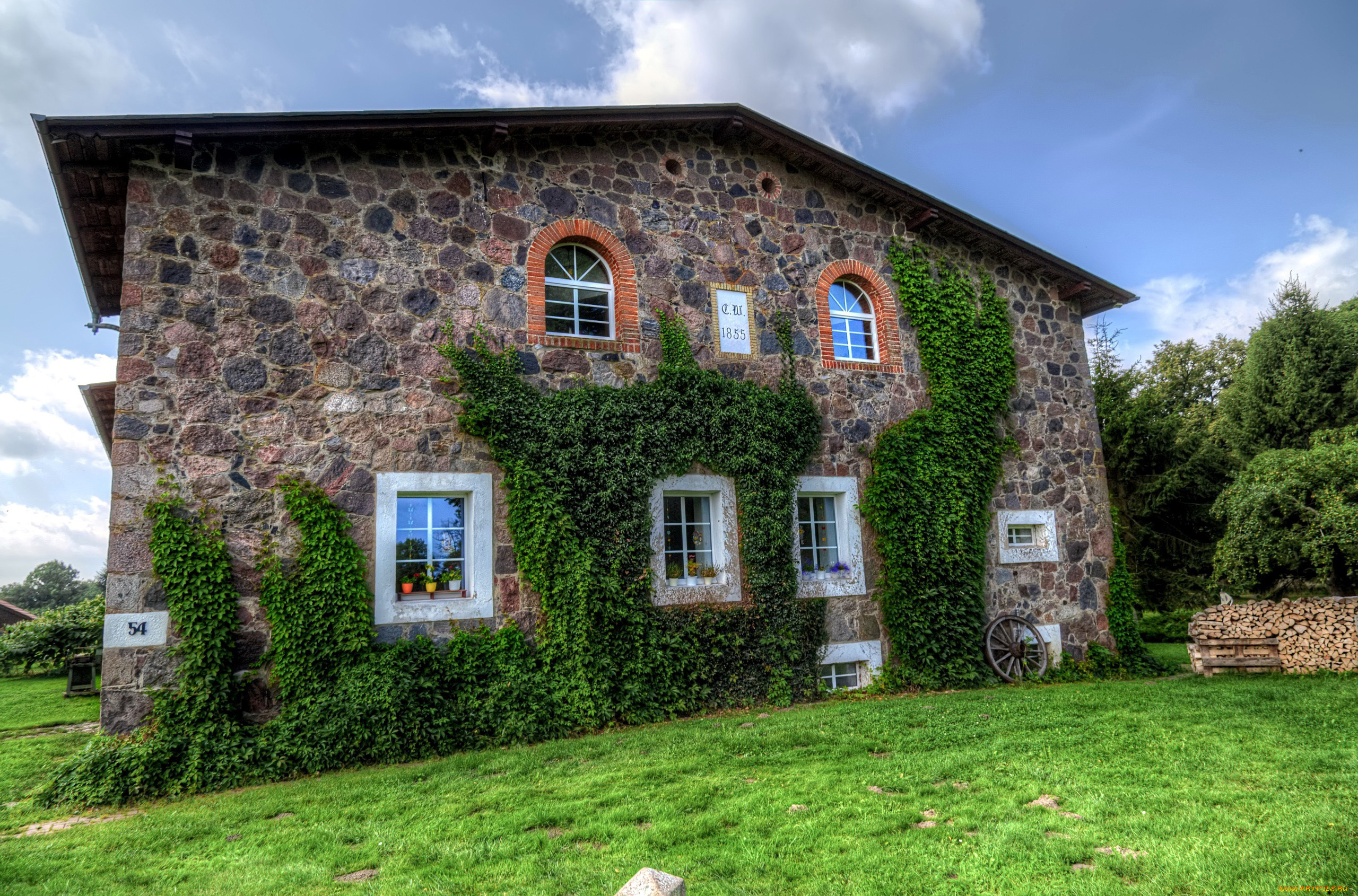 города, -, здания, , дома, дом, каменный, лужайка, зелень, плющ, колесо