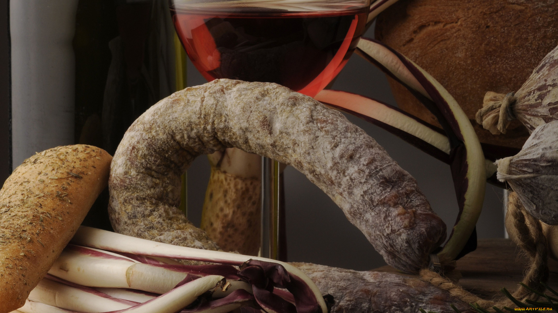 еда, натюрморт, колбаса, хлеб, бокал, вина