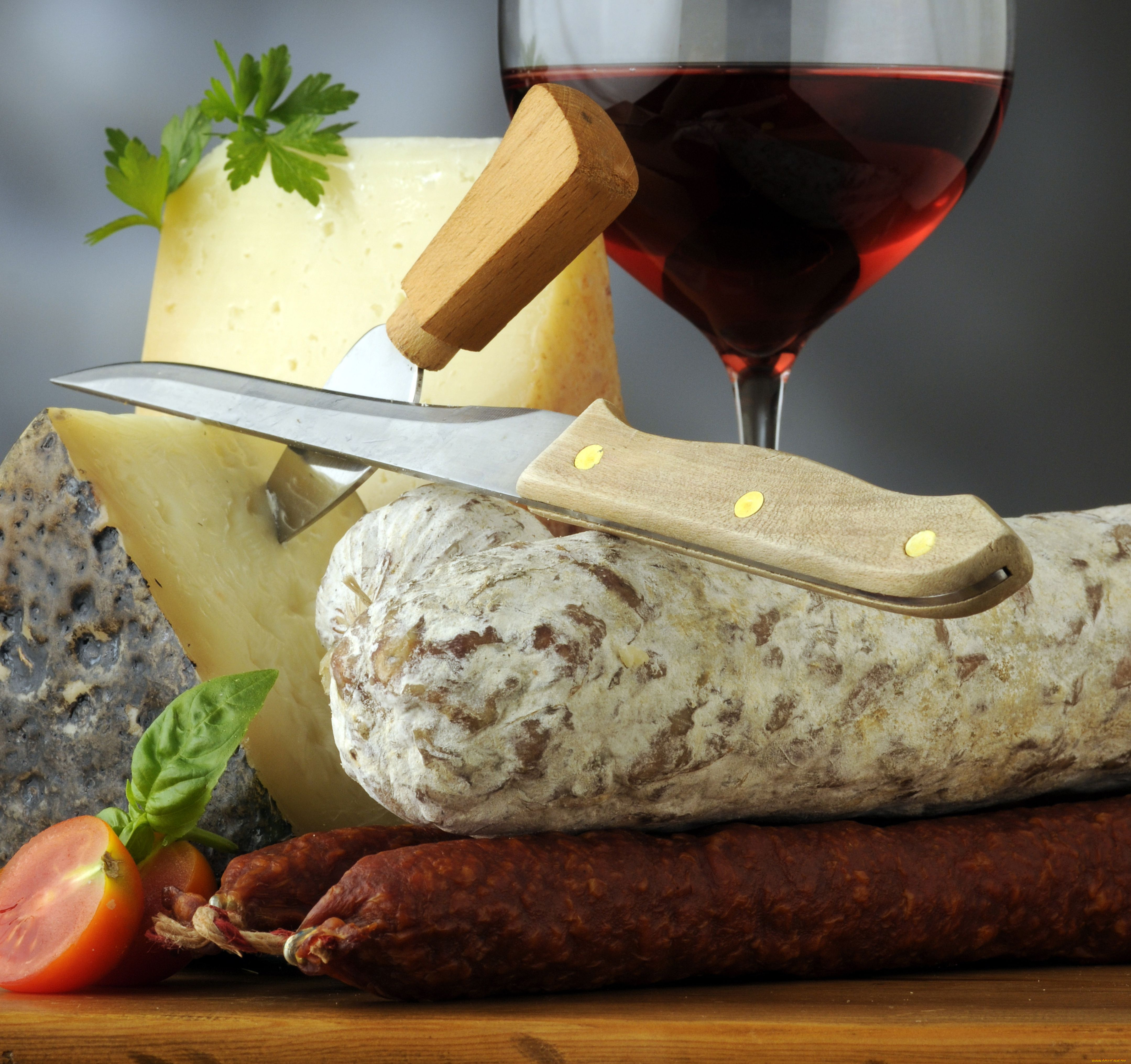 еда, натюрморт, сыр, ножи, помидор, колбаса, бокал, вина