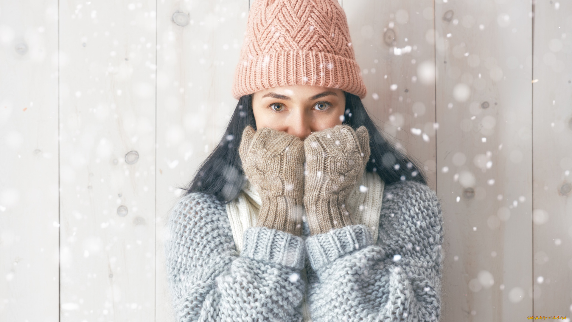 девушки, -unsort, , брюнетки, темноволосые, брюнетка, шапка, варежки, свитер, снег