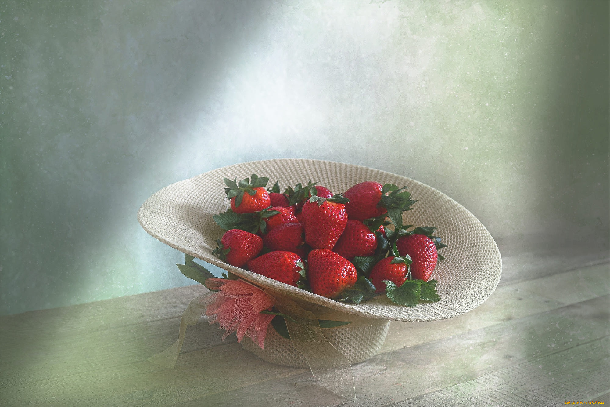 клубника, еда, , земляника, полезная, ягода, для, организма, но, только, надо, есть, её, в, меру, а, так, вкуснятина, одна, да, ещё, можно, добавить, молока, или, сметаны, вообще, улёт, с, вкусным, свежим, багетом, батоном, пальчики, оближешь