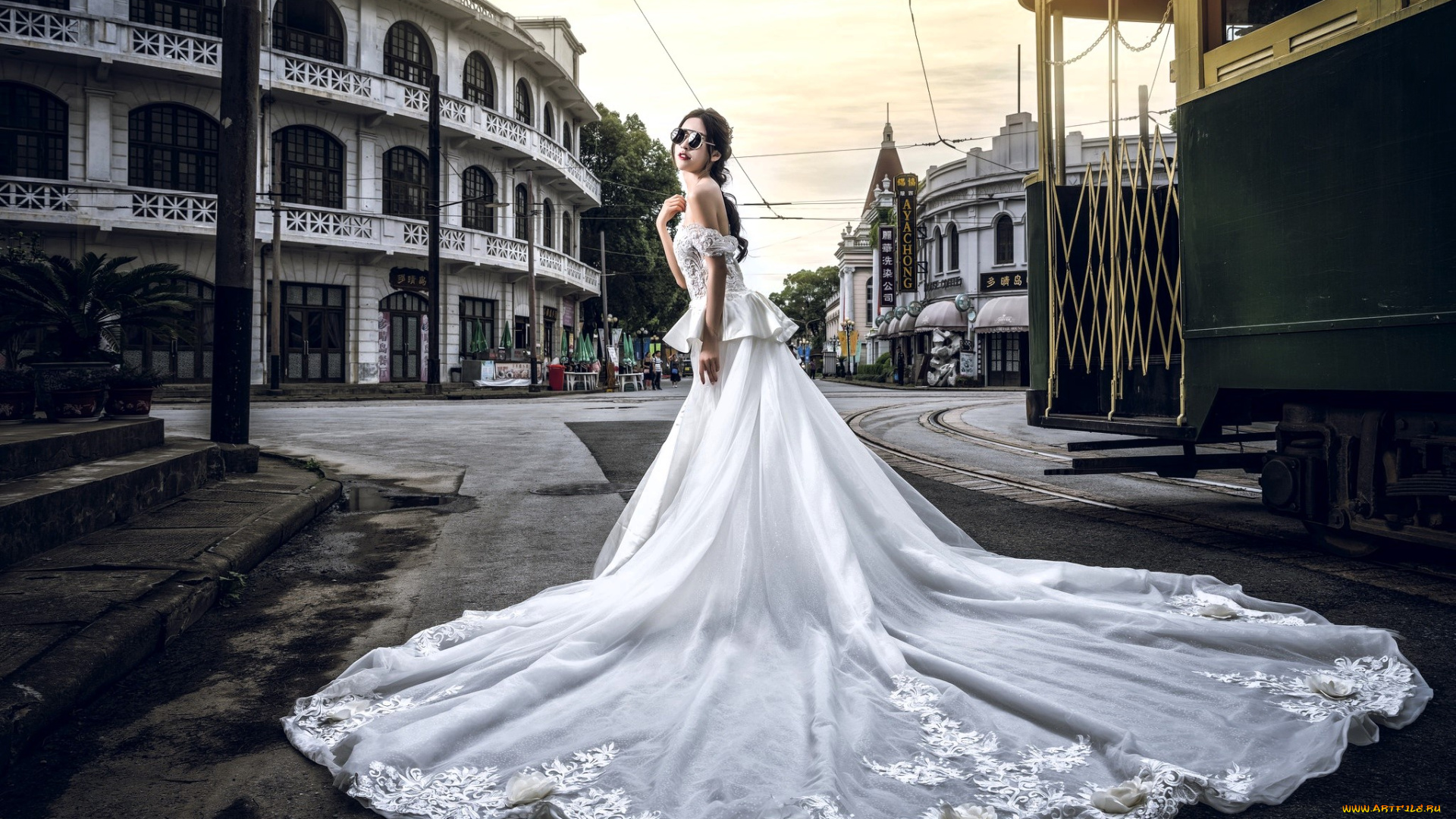 девушки, -, невесты, брюнетка, очки, платье, улица, город, трамвай