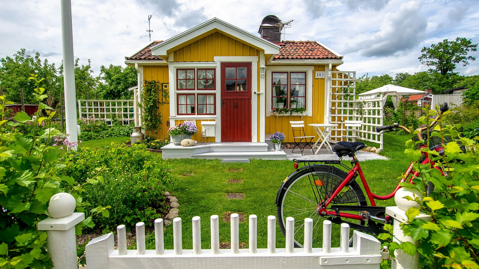 города, -, здания, , дома, калитка, велосипед, цветы, стол, стулья, дом