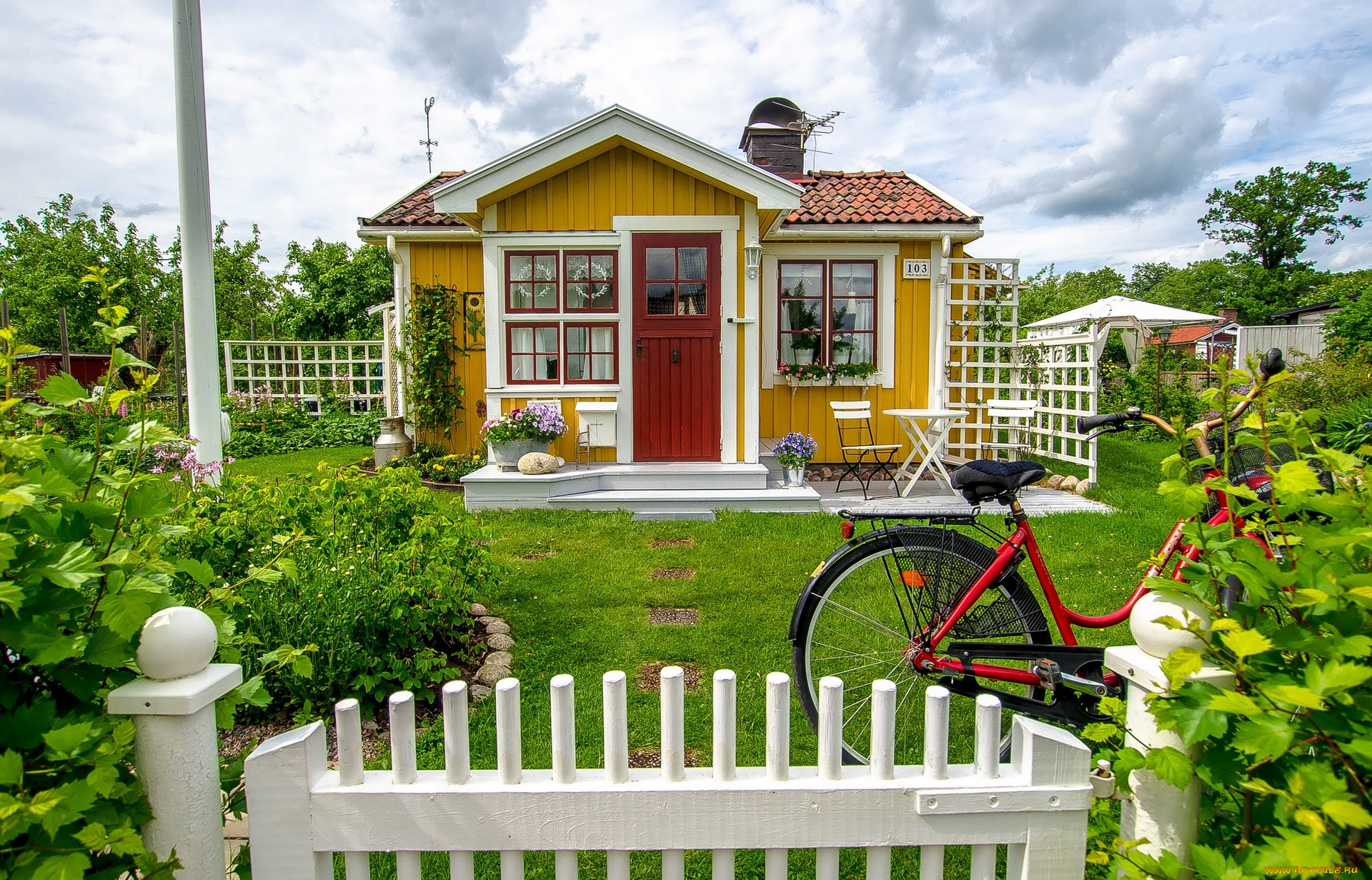 города, -, здания, , дома, калитка, велосипед, цветы, стол, стулья, дом