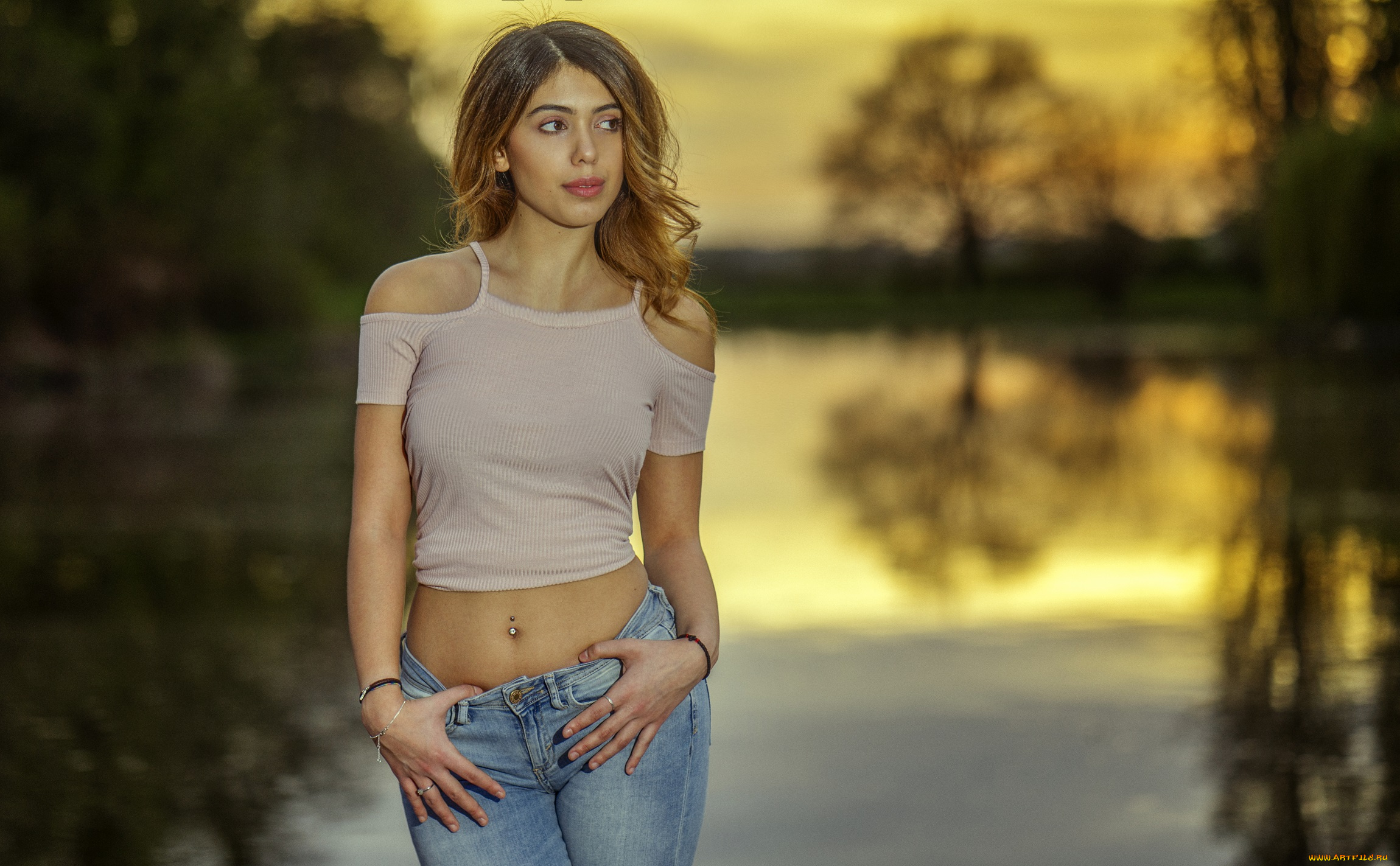 девушки, -unsort, , рыжеволосые, и, другие, dean, kaymak, модель, брюнетка, смотрит, в, сторону, голые, плечи, джинсы, водоем, глубина, резкости, женщины, на, открытом, воздухе