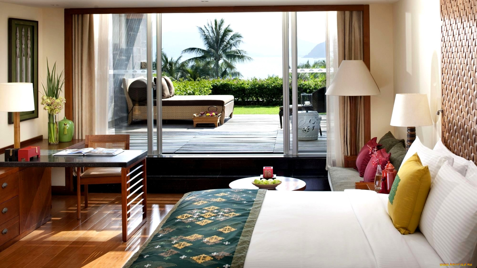 интерьер, спальня, кровать, торшеры, стол, веранда