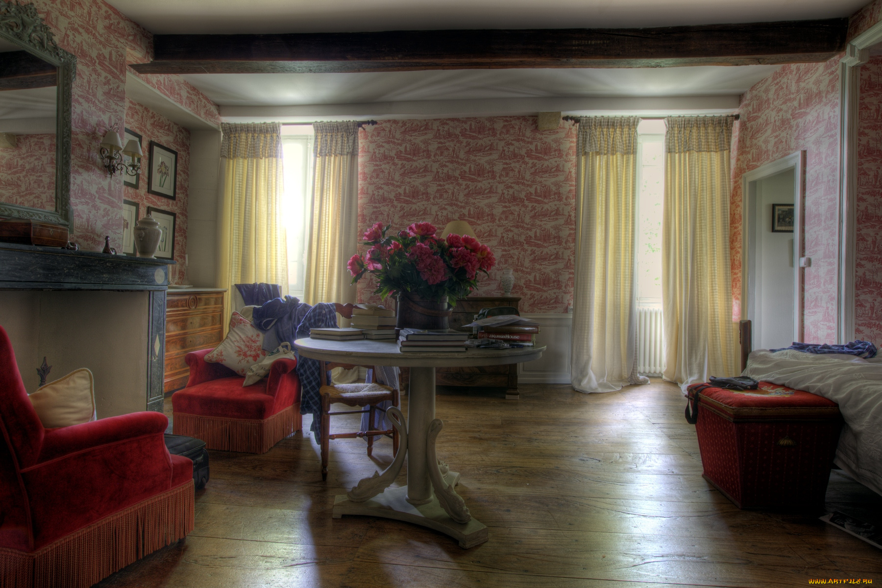 интерьер, спальня, шторы, камин, стол, кресла, букет, пионы