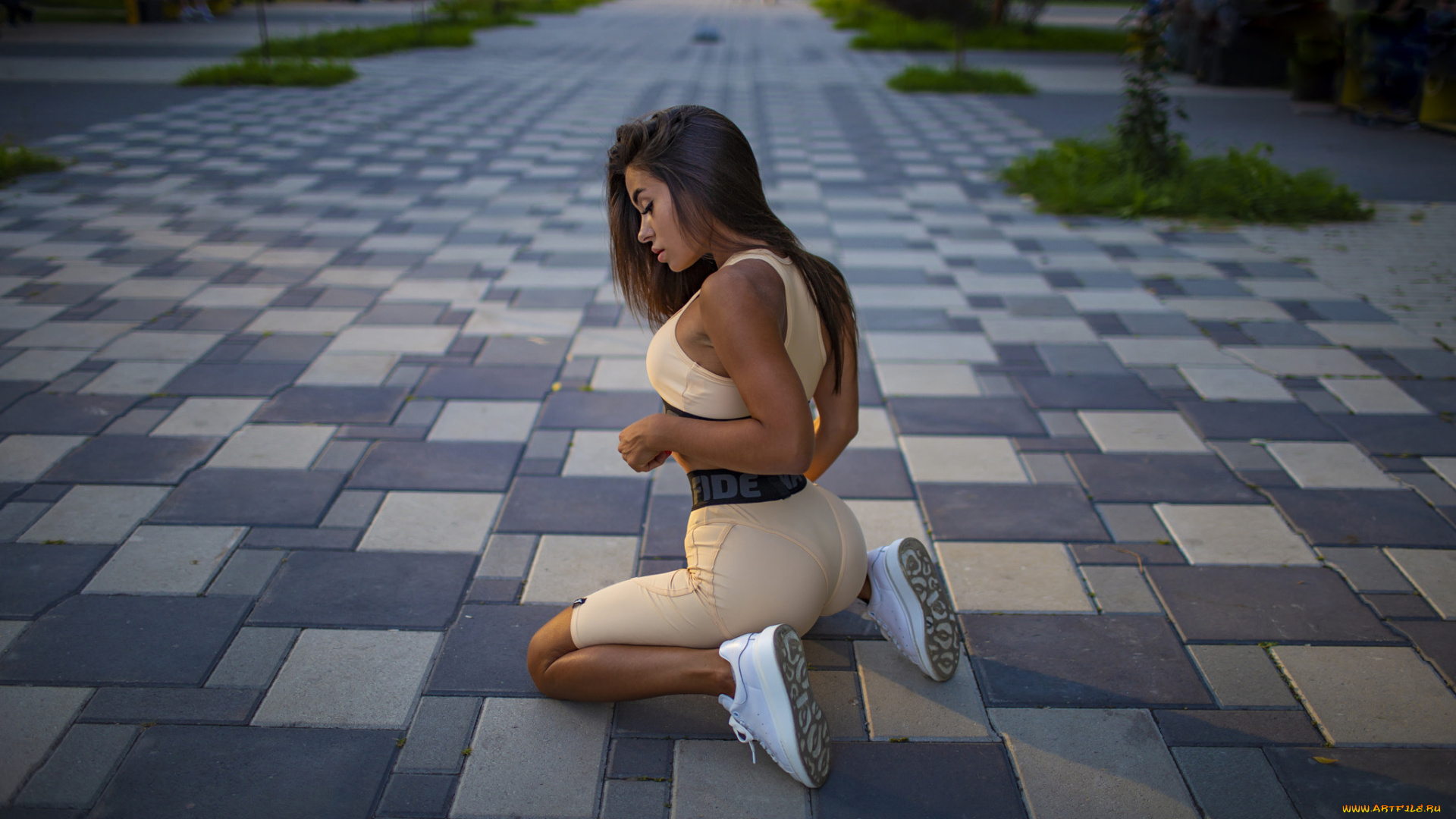 девушки, -, брюнетки, , шатенки, richard, duke, женщины, брюнетки, длинные, волосы, майка, шорты, кроссовки, на, улице, коленях, темные, город, обувь, задница