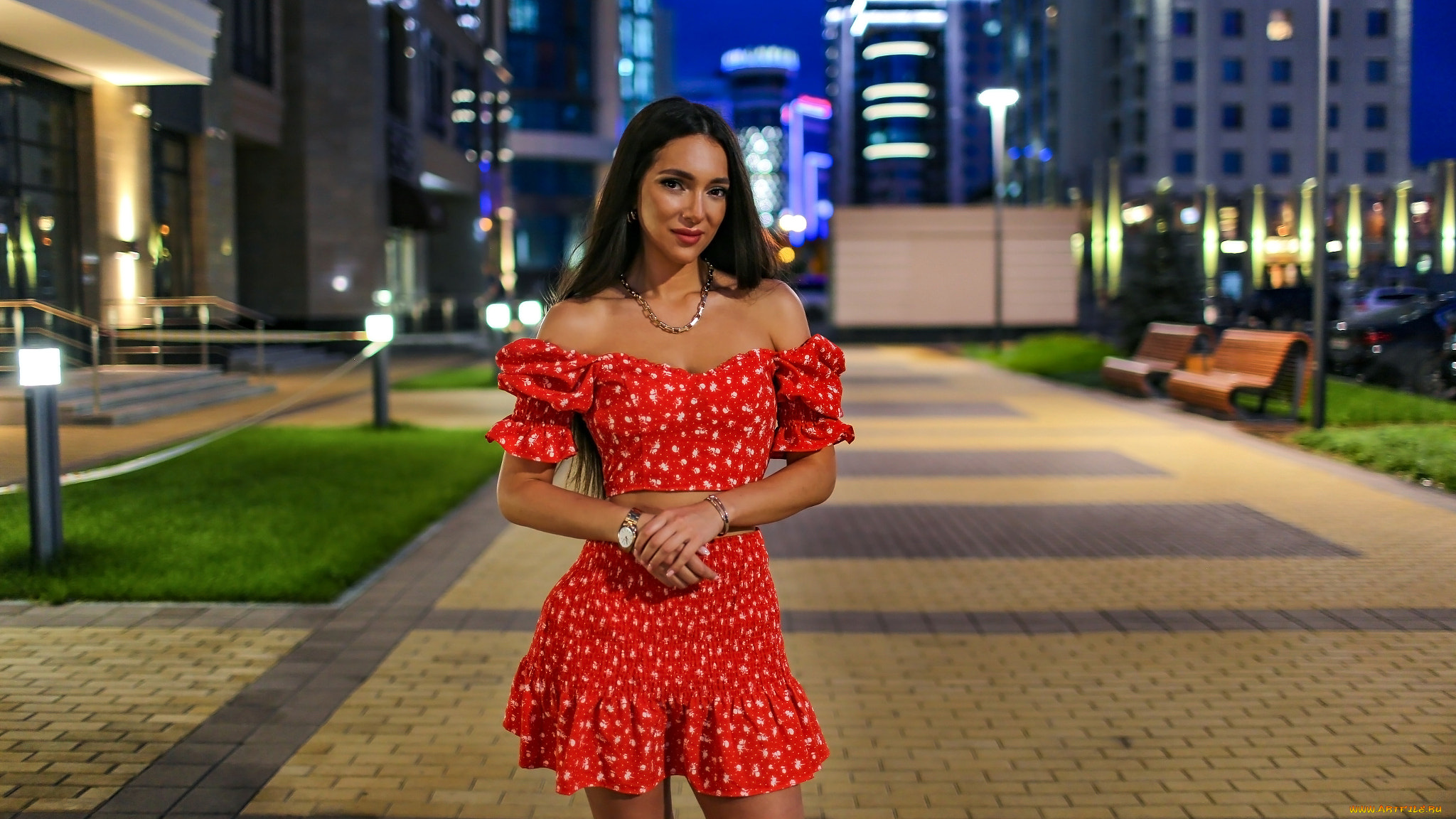 девушки, -, брюнетки, , шатенки, richard, duke, женщины, темные, волосы, длинные, прямые, смотрит, на, зрителя, ожерелье, голые, плечи, красная, одежда, улице, ночь