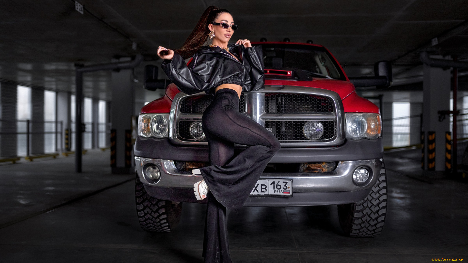 девушка, и, авто, автомобили, -авто, с, девушками, девушка, женщина, брюнетка, темноволосая, сексуальная, модель, звезда, позирует, разная, обувь, верхняя, стильная, одежда, нижнее, эротическое, бельё, трусы, лифчик, колготки, чулки, аксессуары, макияж, и, множество, элементов, на, фотографии