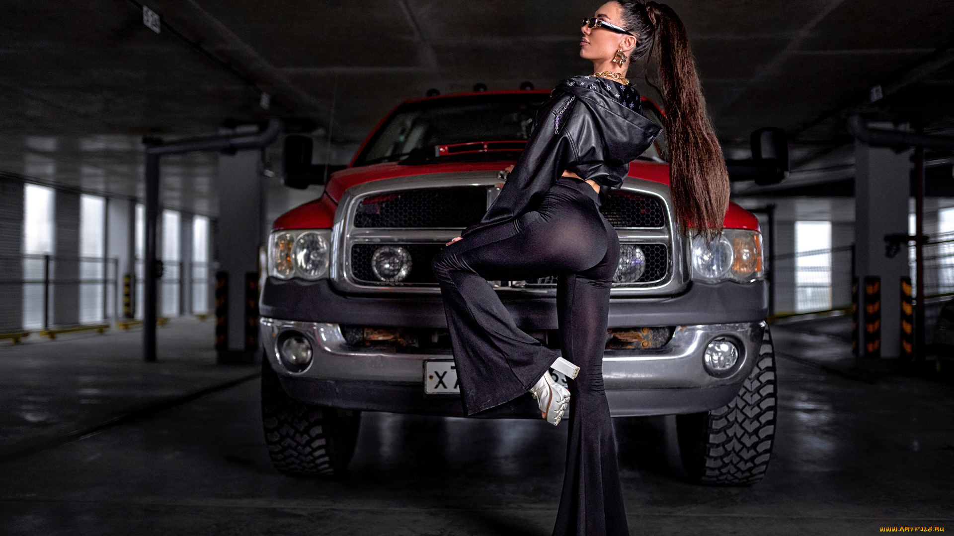 девушка, и, авто, автомобили, -авто, с, девушками, девушка, женщина, брюнетка, темноволосая, сексуальная, модель, звезда, позирует, разная, обувь, верхняя, стильная, одежда, нижнее, эротическое, бельё, трусы, лифчик, колготки, чулки, аксессуары, макияж, и, множество, элементов, на, фотографии