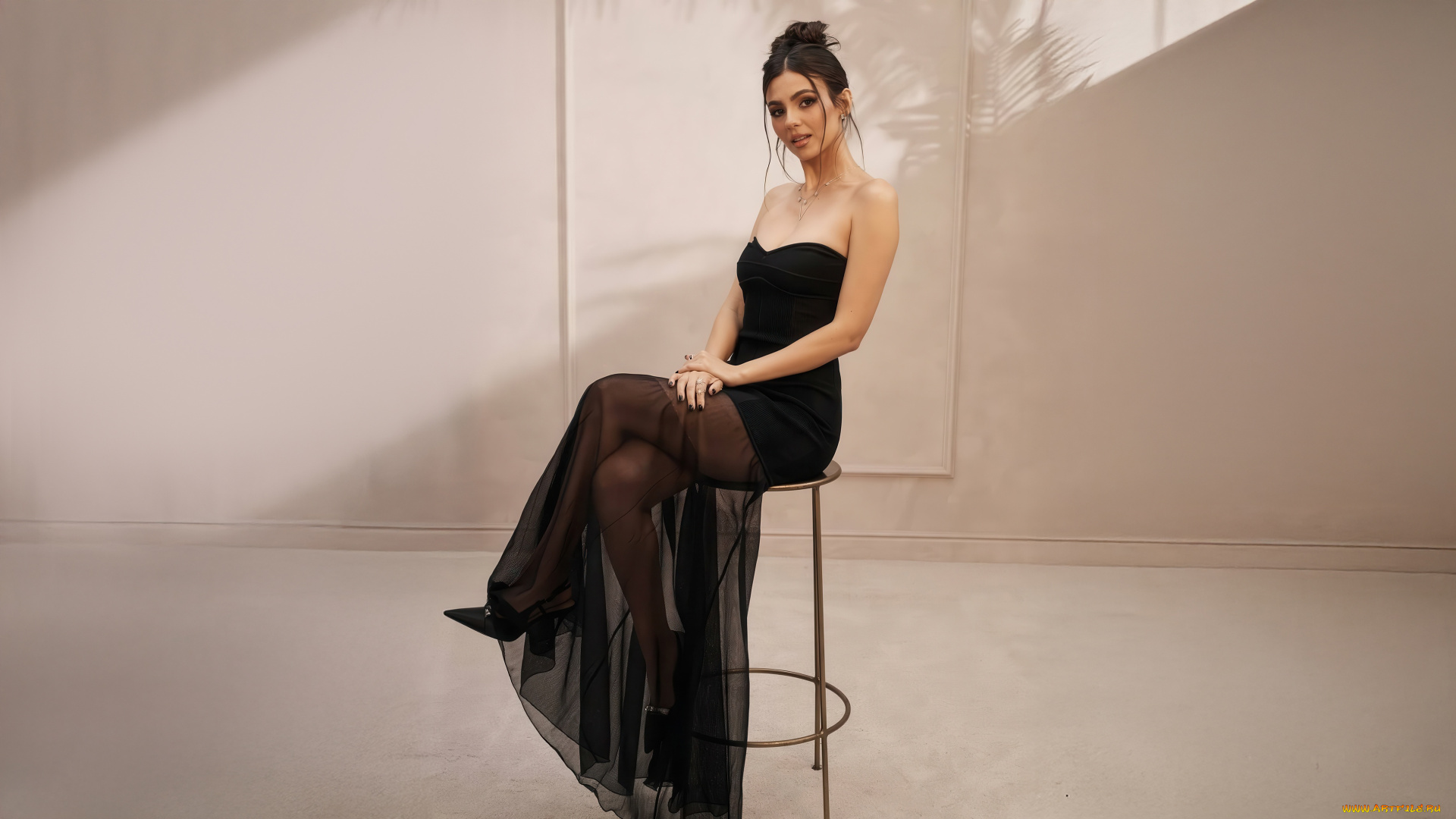 victoria, justice, девушки, девушка, женщина, брюнетка, темноволосая, сексуальная, модель, звезда, позирует, разная, обувь, верхняя, стильная, одежда, нижнее, эротическое, бельё, трусы, лифчик, колготки, чулки, аксессуары, макияж, и, множество, элементов, на, фотографии