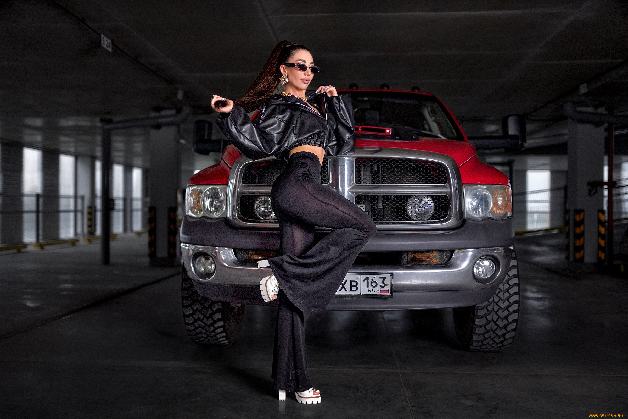 девушка, и, авто, автомобили, -авто, с, девушками, девушка, женщина, брюнетка, темноволосая, сексуальная, модель, звезда, позирует, разная, обувь, верхняя, стильная, одежда, нижнее, эротическое, бельё, трусы, лифчик, колготки, чулки, аксессуары, макияж, и, множество, элементов, на, фотографии