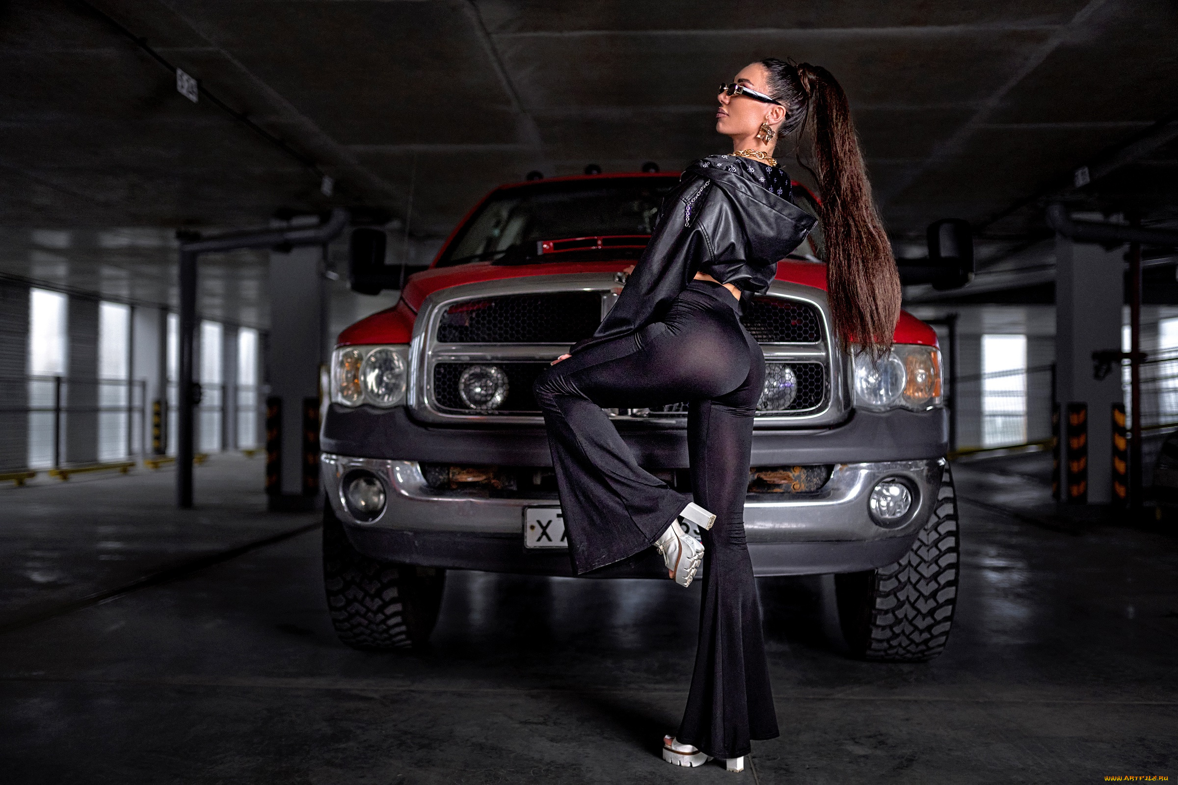 девушка, и, авто, автомобили, -авто, с, девушками, девушка, женщина, брюнетка, темноволосая, сексуальная, модель, звезда, позирует, разная, обувь, верхняя, стильная, одежда, нижнее, эротическое, бельё, трусы, лифчик, колготки, чулки, аксессуары, макияж, и, множество, элементов, на, фотографии