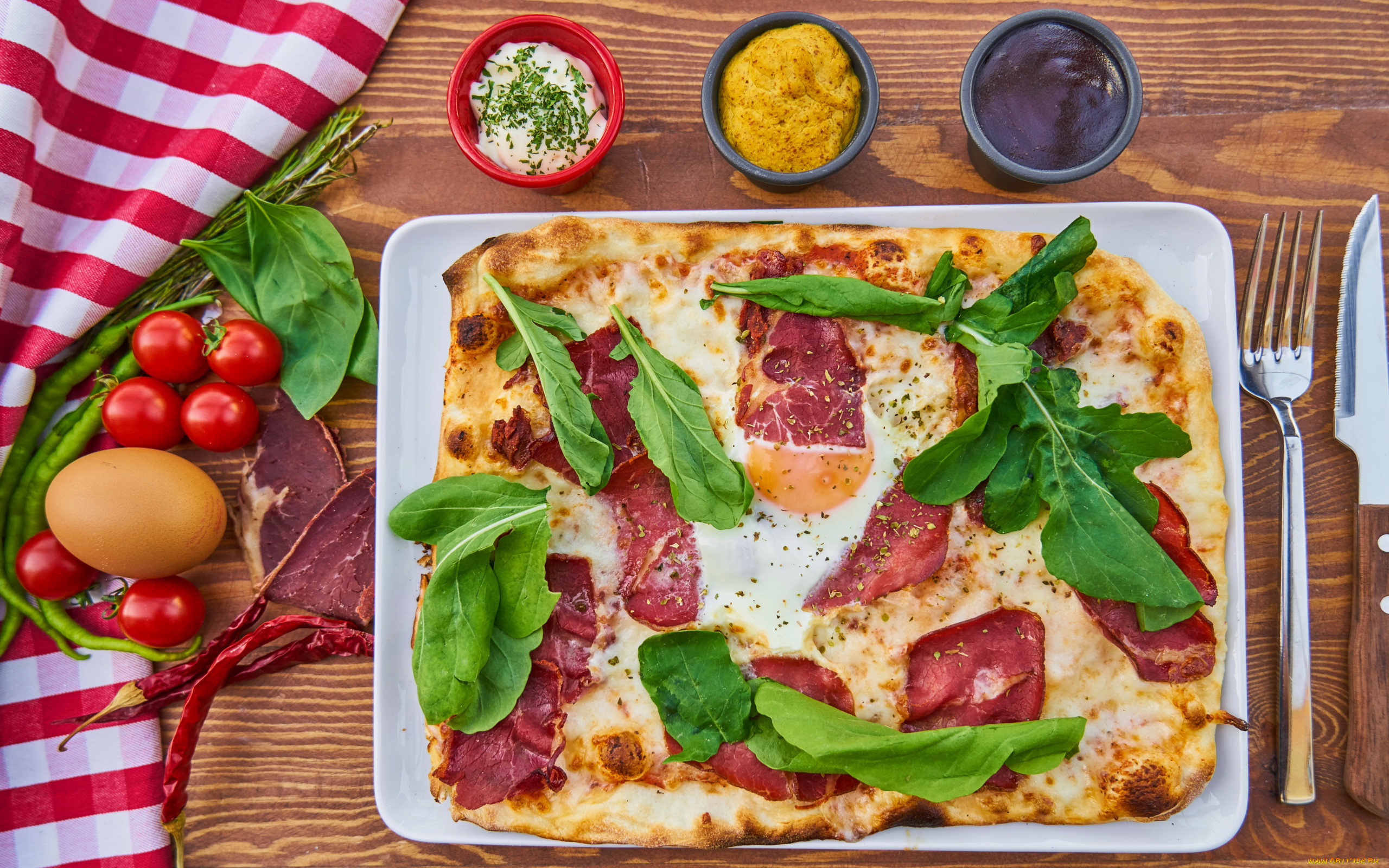 еда, пицца, прямоугольная, помидоры, черри, шпинат, перчик