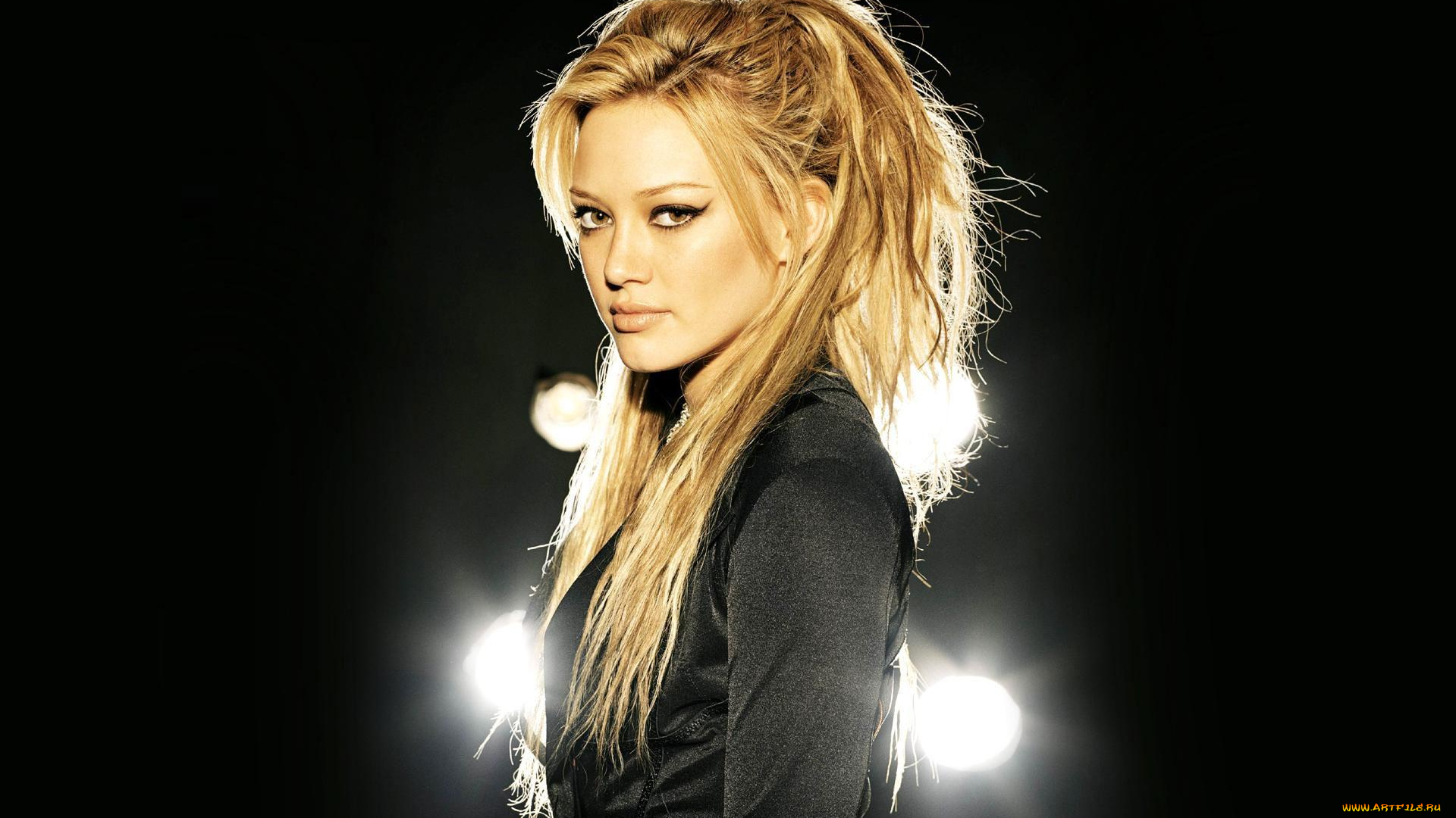 девушки, hilary, duff, блондинка, блузка, огни